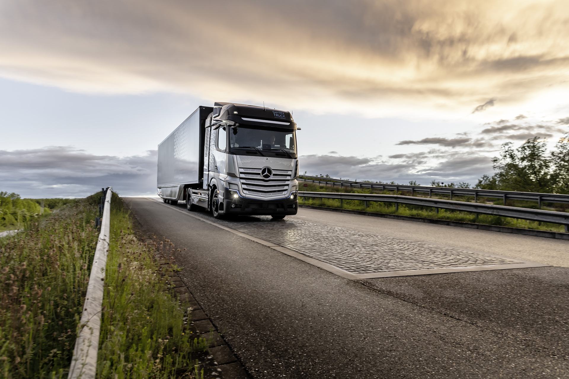 Daimler Trucks begins rigorous testing of its fuel-cell truck