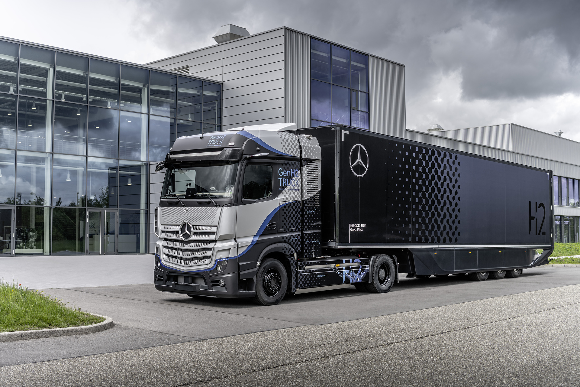 Daimler Trucks begins rigorous testing of its fuel-cell truck