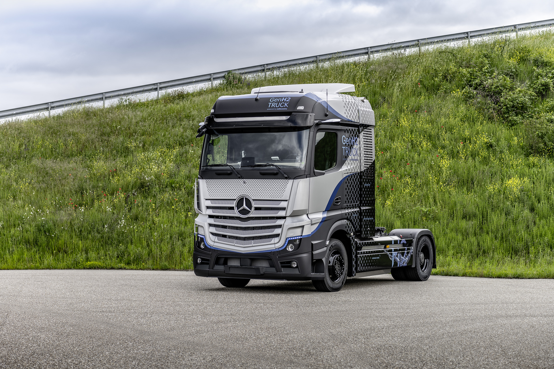 Daimler Trucks begins rigorous testing of its fuel-cell truck