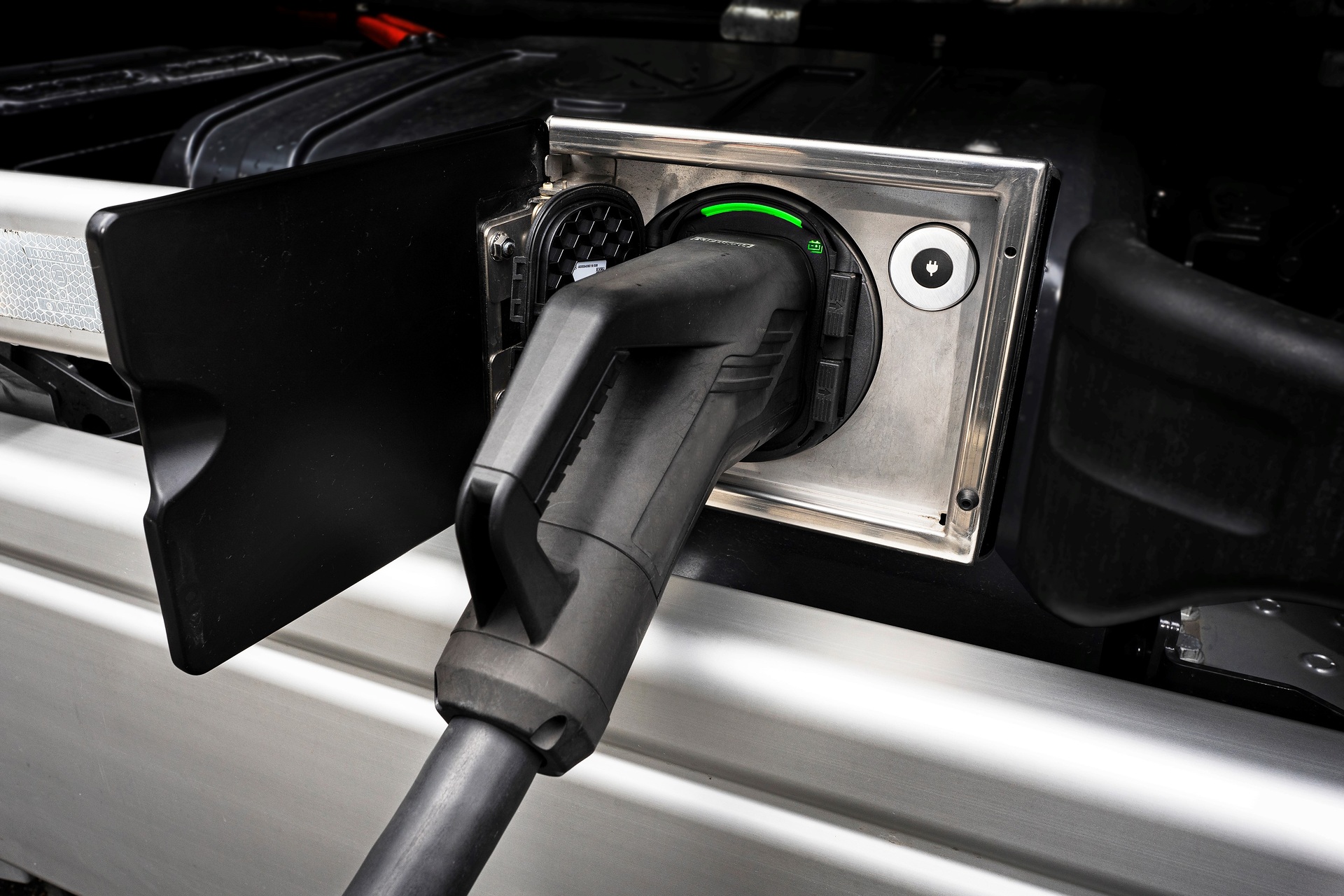 E-Mobility: Mercedes-Benz Trucks establishes a strategic charging infrastructure partnership with Siemens Smart Infrastructure, ENGIE and EVBox Group