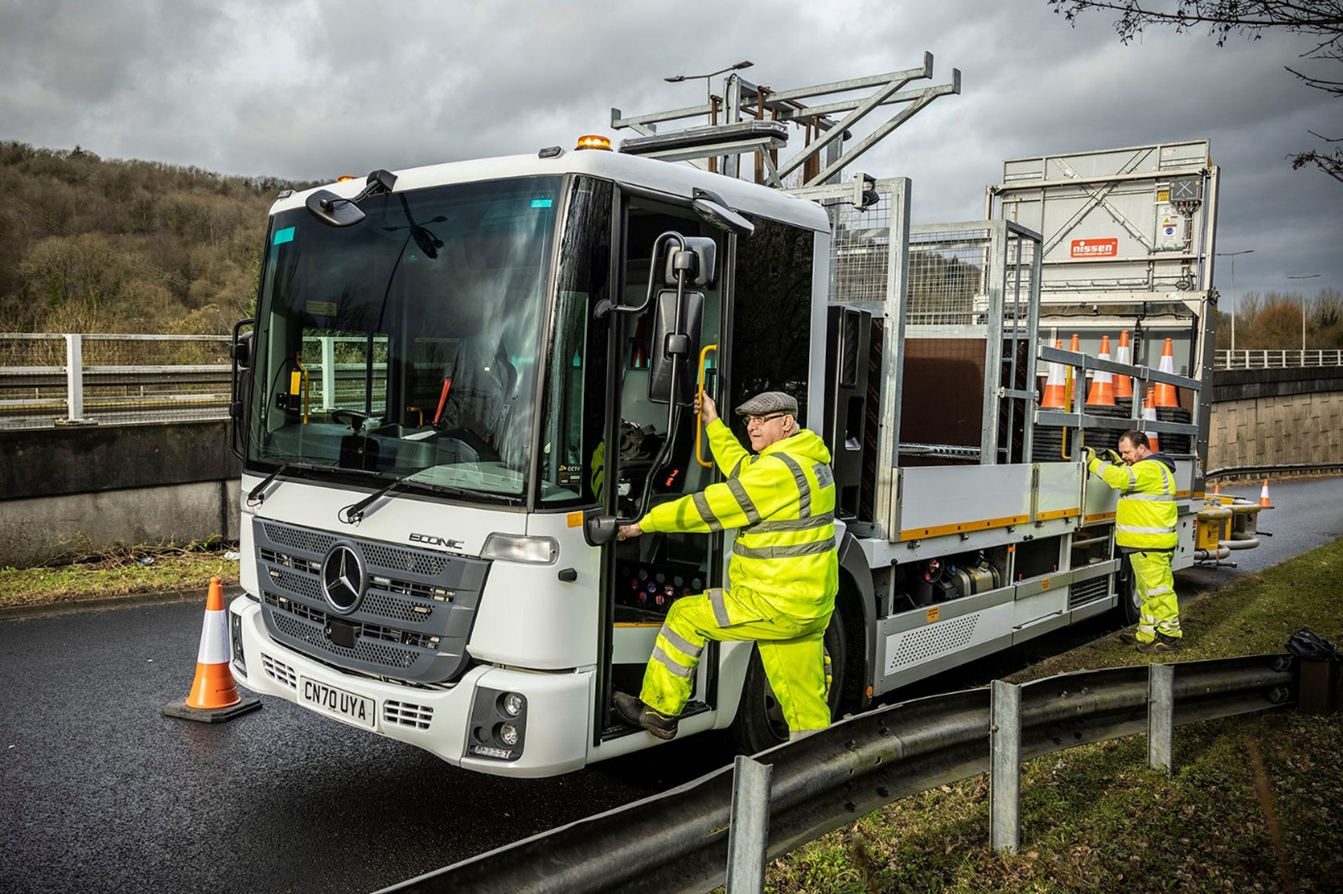Mercedes-Benz Econic als Warnfahrzeug vor Baustelle Zwei neue Econic mit Spezialaufbau sorgen für Sicherheit in Cardiff