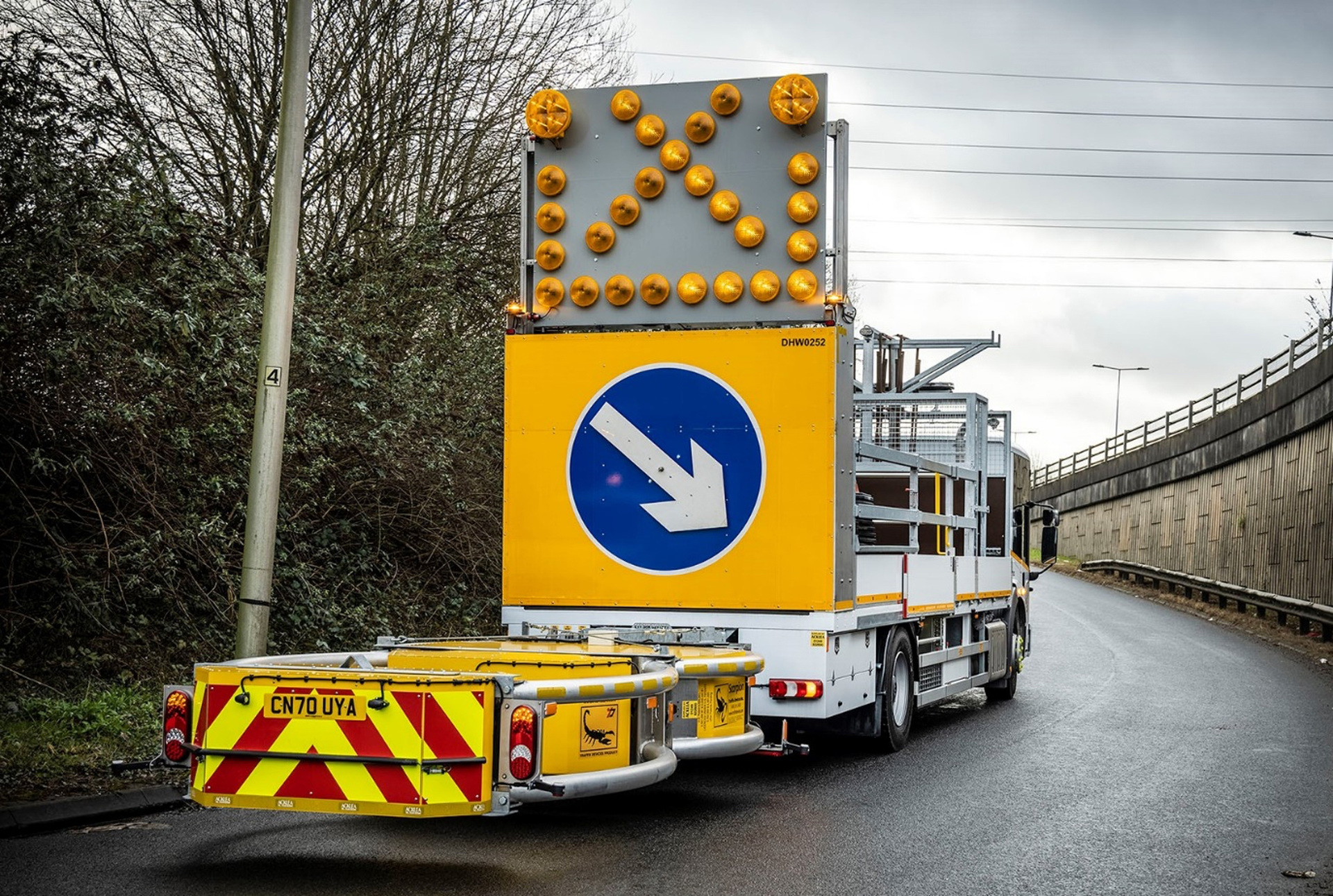 Mercedes-Benz Econic als Warnfahrzeug vor Baustelle Zwei neue Econic mit Spezialaufbau sorgen für Sicherheit in Cardiff