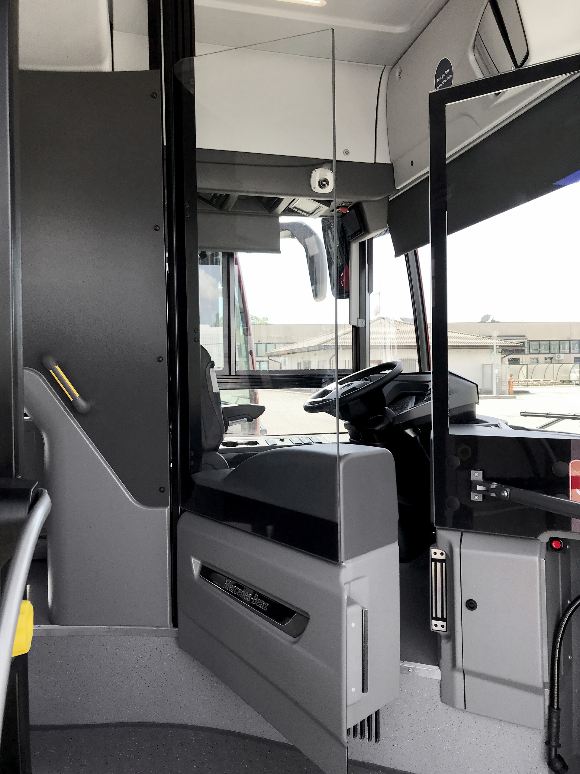 100 Citaro hybrid buses for transport company Atac in Rome, Mercedes-Benz Citaro hybrid, Interior, OM 936 h rated at 220 kW/299 hp, displacement 7.7 l, electric motor rated at 14 kW, 6-speed automatic transmission, length/width/height: 12135/2550/3120 mm, passenger capacity: max. 1/105. 100 stars shine in Rome – Mercedes-Benz delivers Citaro hybrid buses to the transport company Atac