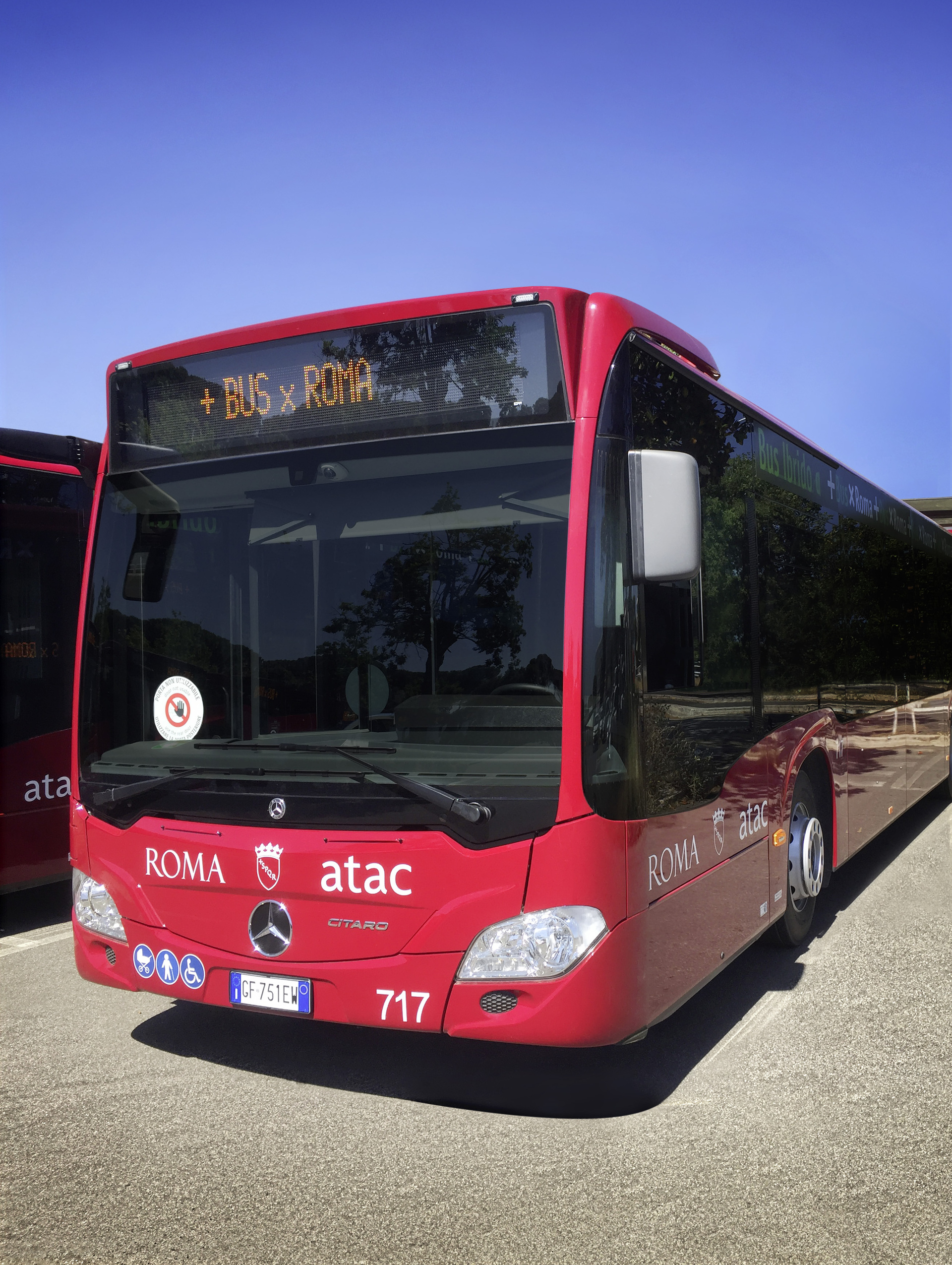 100 Citaro hybrid buses for transport company Atac in Rome, Mercedes-Benz Citaro hybrid, Exterior, amaranth red, OM 936 h rated at 220 kW/299 hp, displacement 7.7 l, electric motor rated at 14 kW, 6-speed automatic transmission, length/width/height: 12135/2550/3120 mm, passenger capacity: max. 1/105. 100 stars shine in Rome – Mercedes-Benz delivers Citaro hybrid buses to the transport company Atac