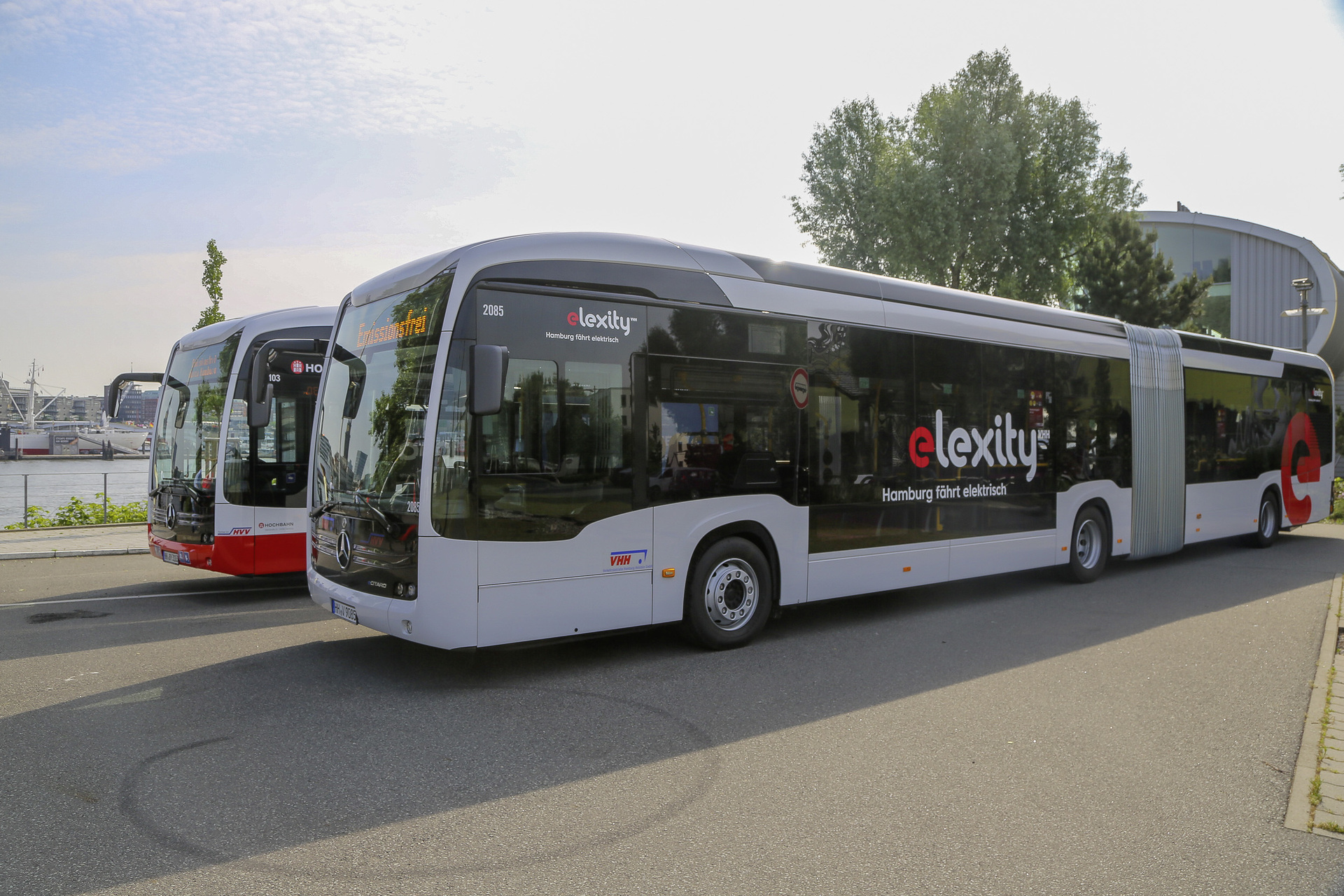 Mercedes-Benz eCitaro G mit vollelektrischem Antrieb, Exterieur, 2 x elektrischer Radnabenmotor, 2 x 125 kW, 2 x 485 Nm, 7 Festkörperbatterien, 63 kWh pro Festkörperbatterie, Viertürer, Länge/Breite/Höhe: 18.125 /2.550/3.400 mm, Beförderungskapazität: 1/131. Sterne für Hamburg: Doppelübergabe Mercedes-Benz eCitaro G an die Hamburger Hochbahn AG und die Verkehrsbetriebe Hamburg-Holstein GmbH (VHH)