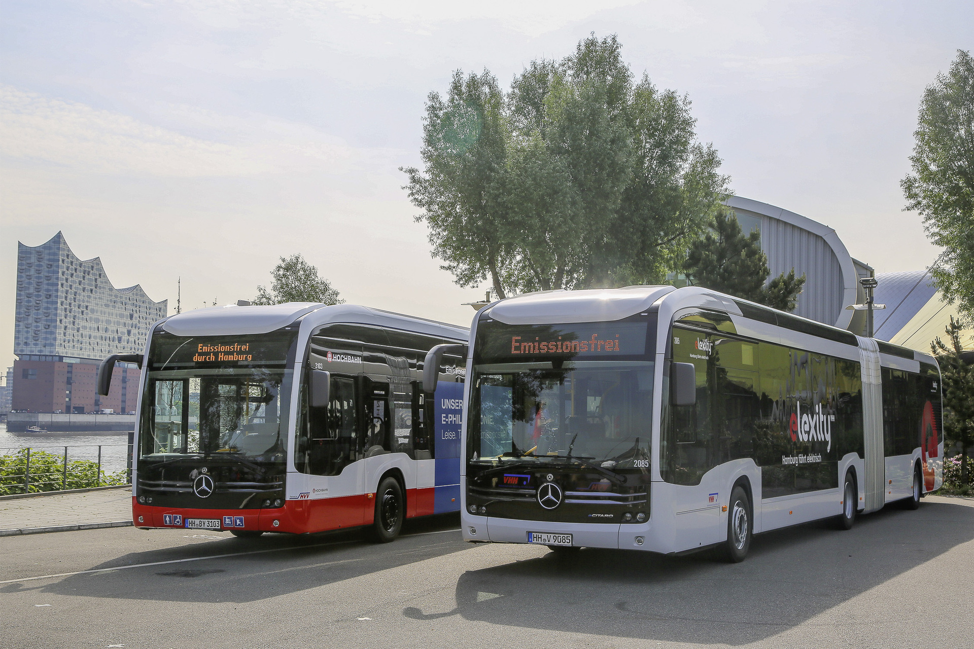 Mercedes-Benz eCitaro G mit vollelektrischem Antrieb, Exterieur, 2 x elektrischer Radnabenmotor, 2 x 125 kW, 2 x 485 Nm, 7 Festkörperbatterien, 63 kWh pro Festkörperbatterie, Viertürer, Länge/Breite/Höhe: 18.125 /2.550/3.400 mm, Beförderungskapazität: 1/131. Sterne für Hamburg: Doppelübergabe Mercedes-Benz eCitaro G an die Hamburger Hochbahn AG und die Verkehrsbetriebe Hamburg-Holstein GmbH (VHH)