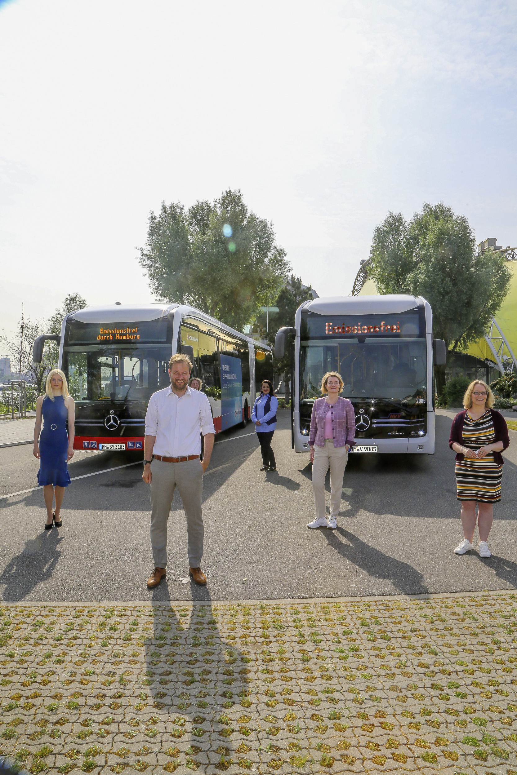 Mercedes-Benz eCitaro G mit vollelektrischem Antrieb, Exterieur, 2 x elektrischer Radnabenmotor, 2 x 125 kW, 2 x 485 Nm, 7 Festkörperbatterien, 63 kWh pro Festkörperbatterie, Viertürer, Länge/Breite/Höhe: 18.125 /2.550/3.400 mm, Beförderungskapazität: 1/131, Personen im Vordergrund von links nach rechts: Anne-Theresa Korbutt (VHH-Geschäftsführerin), Anjes Tjarks (Senator für Verkehr und Mobilitätswende), Claudia Güsken (Hochbahnvorständin) und Nina Zeun (Projektleiterin E-Mobilität bei der VHH). Sterne für Hamburg: Doppelübergabe Mercedes-Benz eCitaro G an die Hamburger Hochbahn AG und die Verkehrsbetriebe Hamburg-Holstein GmbH (VHH)