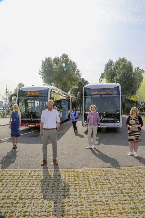 New stars in Hamburg: double handover of Mercedes-Benz eCitaro G buses to Hamburger Hochbahn AG and Verkehrsbetriebe Hamburg-Holstein GmbH (VHH)