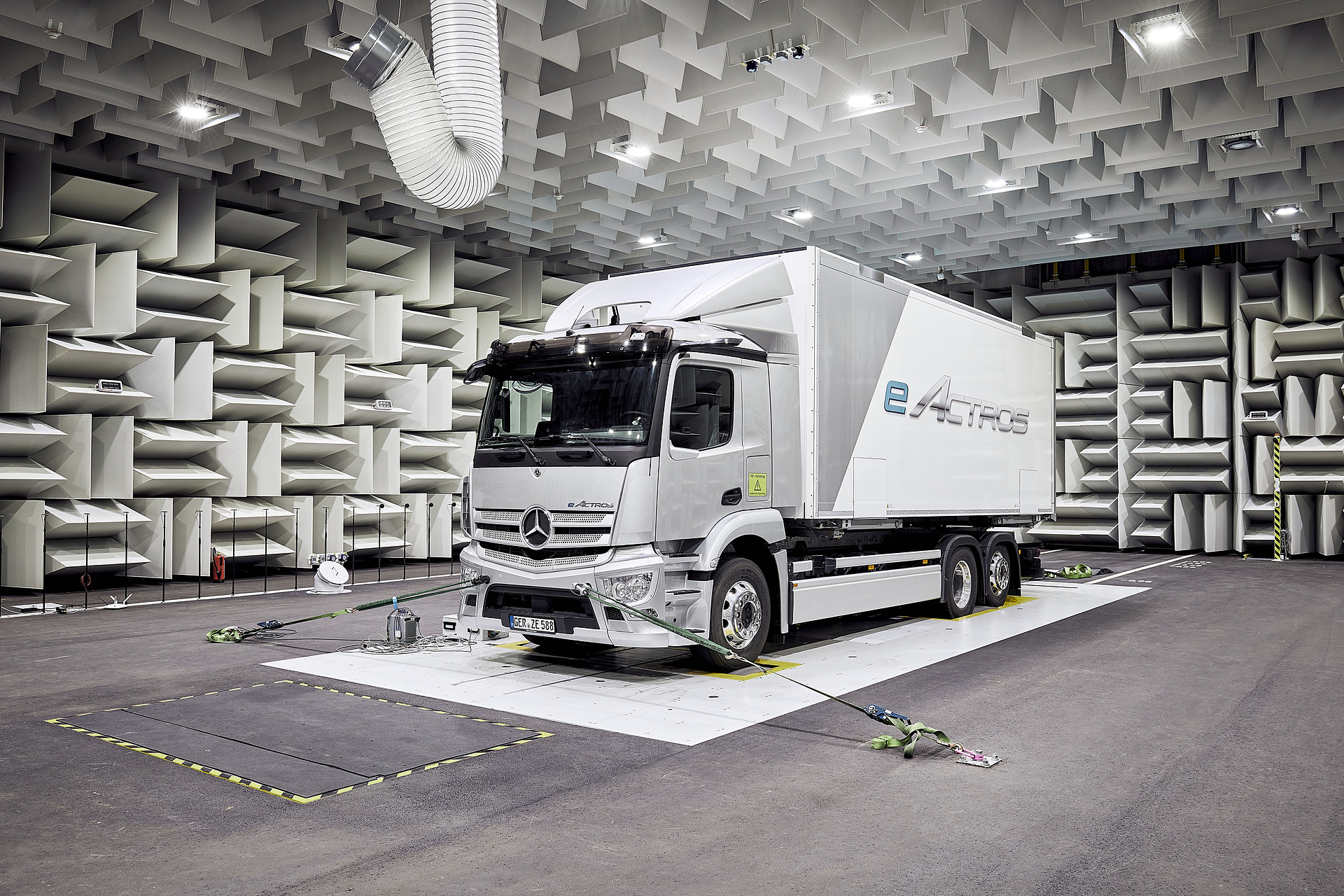 Mercedes-Benz Trucks läutet neue Ära ein: Weltpremiere des eActros am 30. Juni Mercedes-Benz Trucks läutet neue Ära ein: Weltpremiere des eActros am 30. Juni