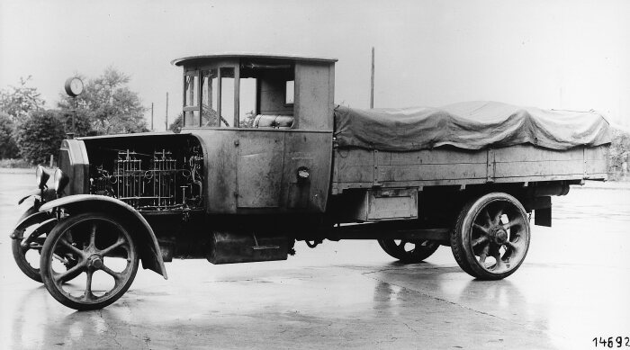 Die weltweit ersten Diesel-Lkw von Benz und Daimler im Jahr 1923