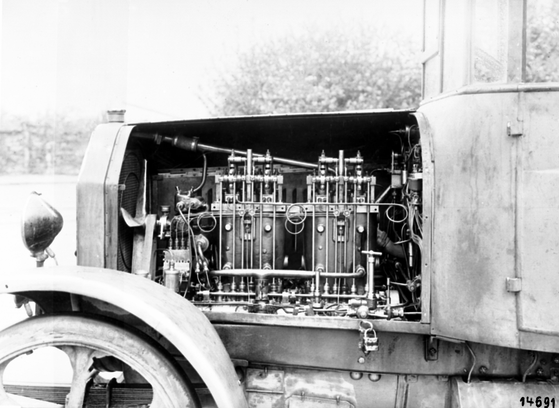 Die weltweit ersten Diesel-Lkw von Benz und Daimler im Jahr 1923