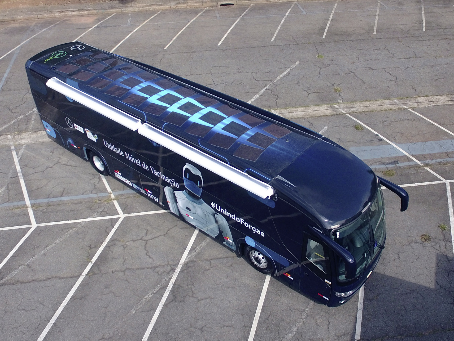 Die Sonnenkollektoren auf dem Dach des Busses gewährleistet die Energieversorgung für die Kühlschränke, in denen die Impfstoffe gelagert sind. Mercedes-Benz do Brasil unterstützt das brasilianische Rote Kreuz mit zwei mobilen COVID-19-Impfbussen