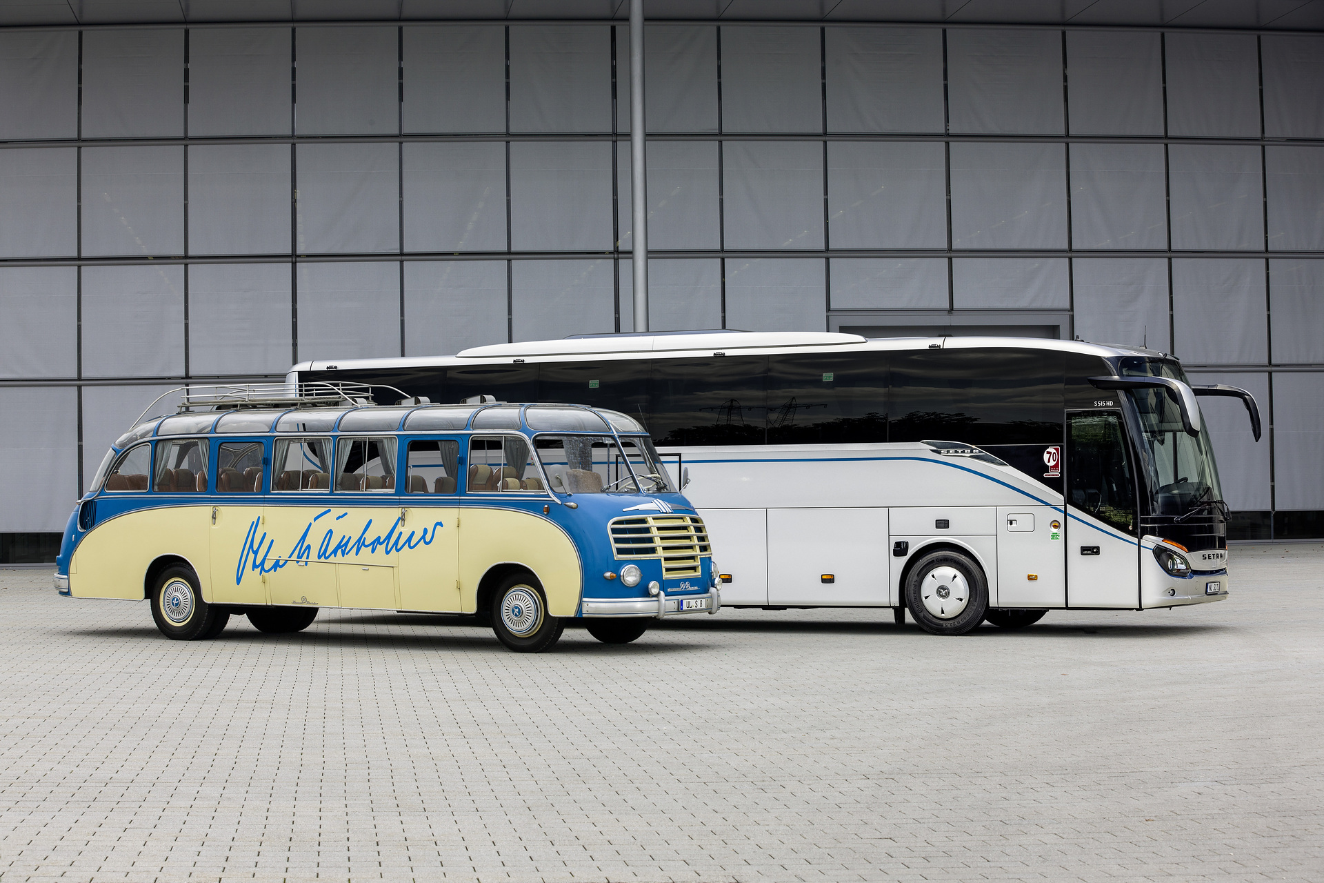 70 Years Setra brand 2021 - (f.l.t.r) Setra S 8 (1951), Setra S 515 HD „Edition 70 Jahre Setra“ 70 Years Setra brand 2021