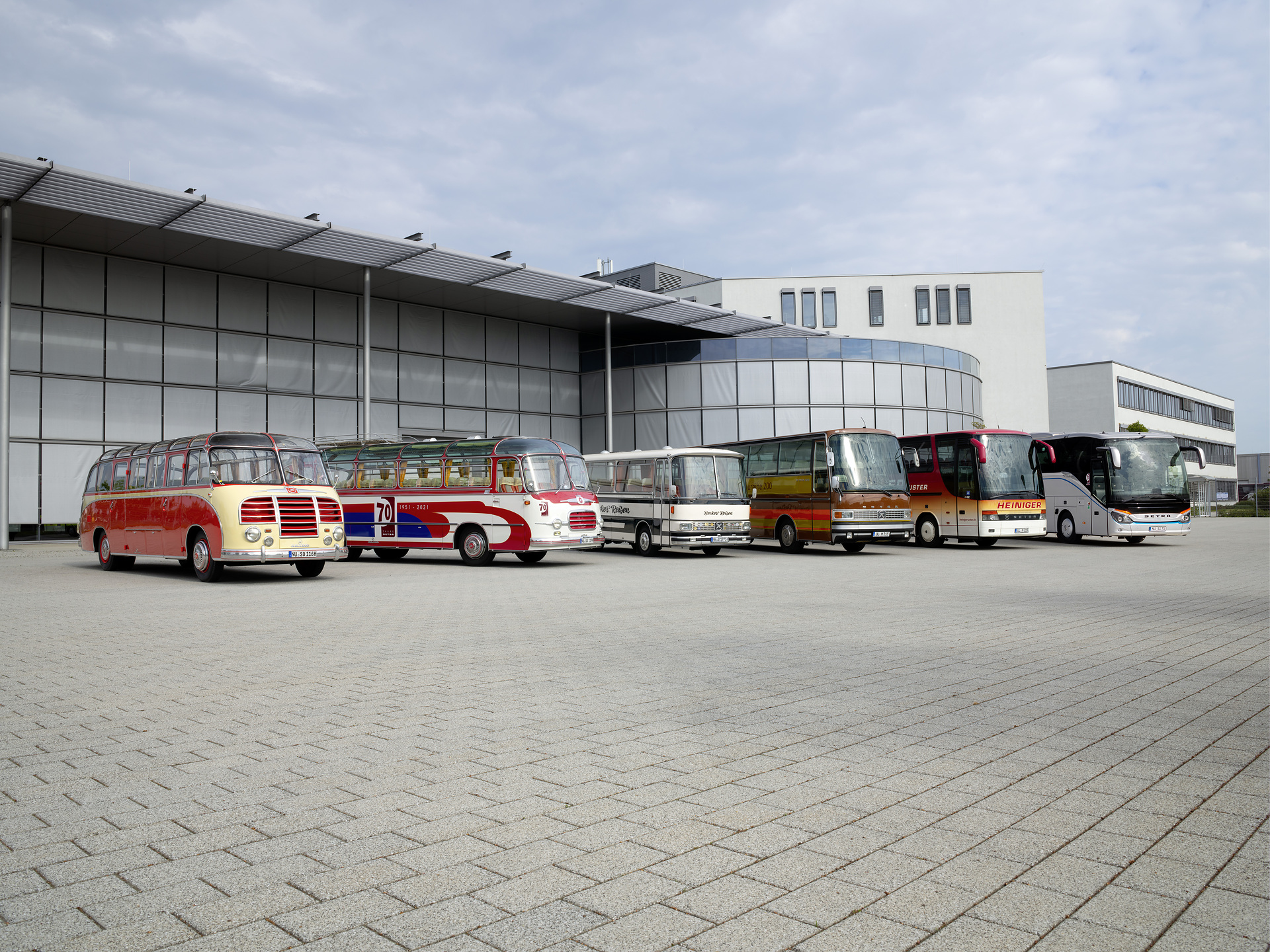 70 Years Setra brand 2021 - (f.l.t.r) Setra S 8 (1955), Setra S 9 (1959), Setra S 80 (1975), Setra S 215 HD (1976), Setra S 315 HDH/2 (1996), Setra S 515 HD „Edition 70 Jahre Setra“ 70 Years Setra brand 2021