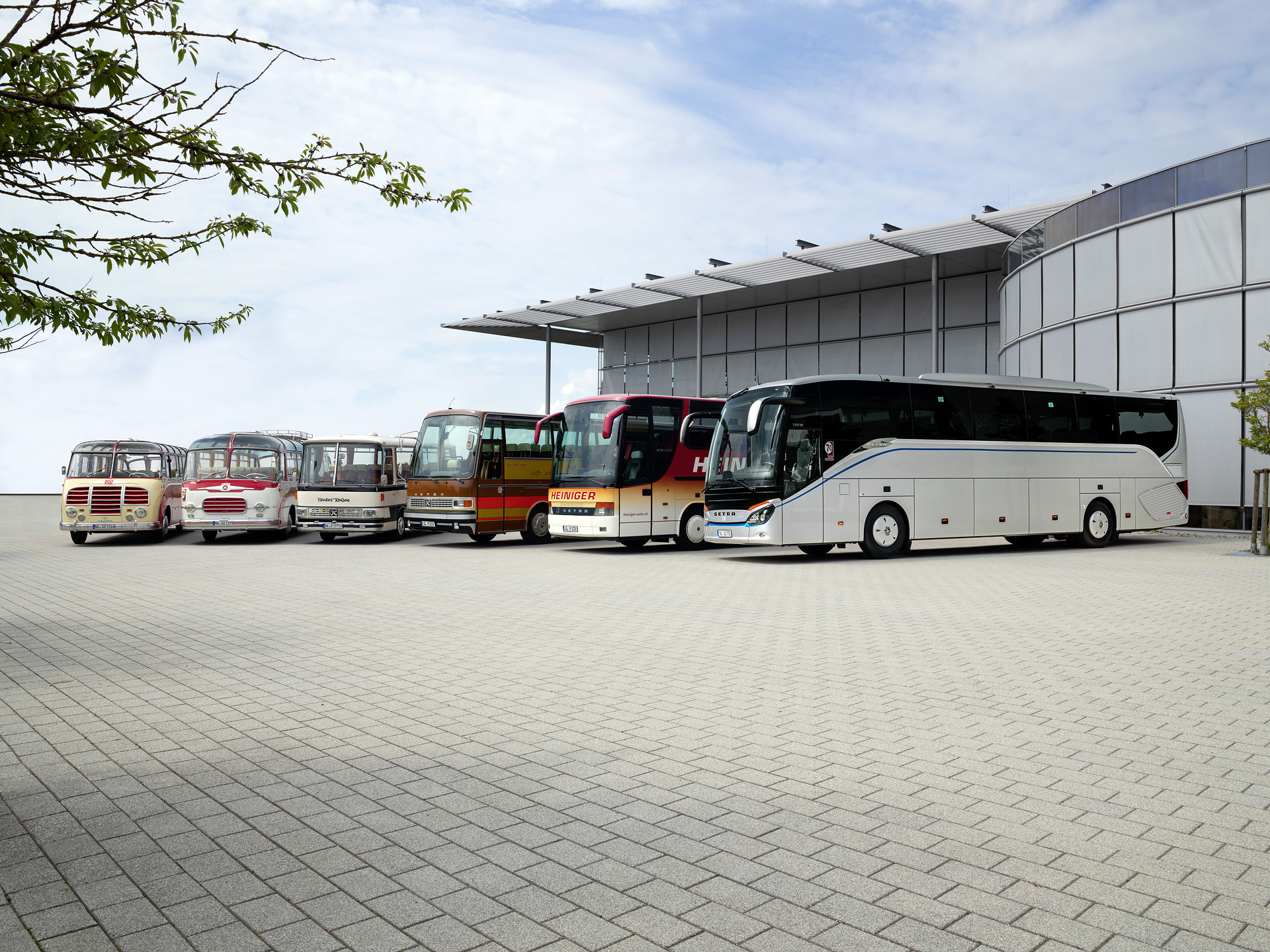 70 Years Setra brand 2021 - (f.l.t.r) Setra S 8 (1955), Setra S 9 (1959), Setra S 80 (1975), Setra S 215 HD (1976), Setra S 315 HDH/2 (1996), Setra S 515 HD „Edition 70 Jahre Setra“ 70 Years Setra brand 2021