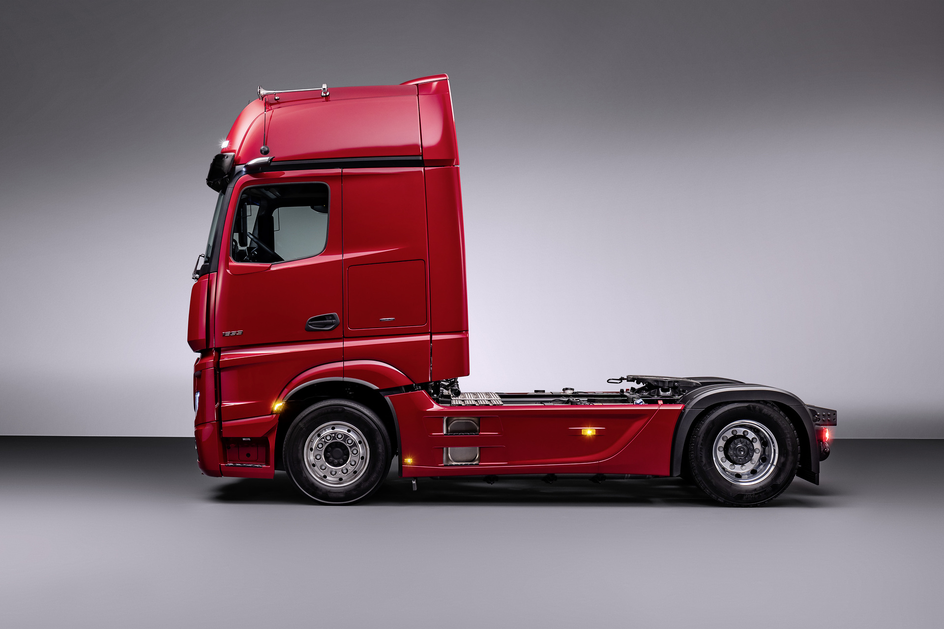 Actros L 1853 LS 4X2, GigaSpace, MirrorCam, Multimedia Cockpit, interactive, Active Brake Assist 5, NEW: Actros L-emblem, Noise and heat insulation of cab, LED turn signals in light signature, LED main headlamps, Seat base, low, 40mm lower, new seat cover, new interior door trim, Mattress topper for lower comfort bed, Eco-Support display in Multimedia Cockpit, interactive, Active Drive Assist 2, Active Sideguard Assist The Actros L: Mercedes-Benz Trucks sets new standards in the premium segment for long-distance haulage trucks