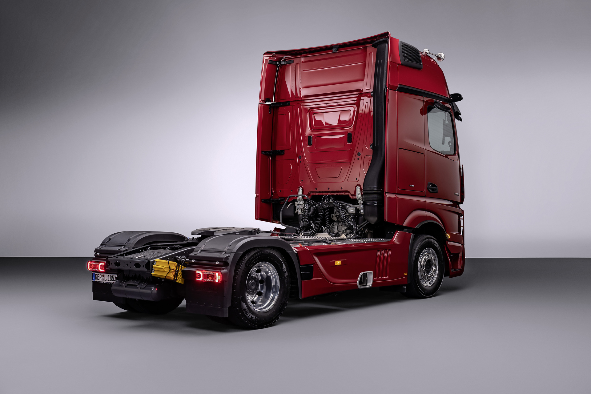 Actros L 1853 LS 4X2, GigaSpace, MirrorCam, Multimedia Cockpit, interactive, Active Brake Assist 5, NEW: Actros L-emblem, Noise and heat insulation of cab, LED turn signals in light signature, LED main headlamps, Seat base, low, 40mm lower, new seat cover, new interior door trim, Mattress topper for lower comfort bed, Eco-Support display in Multimedia Cockpit, interactive, Active Drive Assist 2, Active Sideguard Assist The Actros L: Mercedes-Benz Trucks sets new standards in the premium segment for long-distance haulage trucks