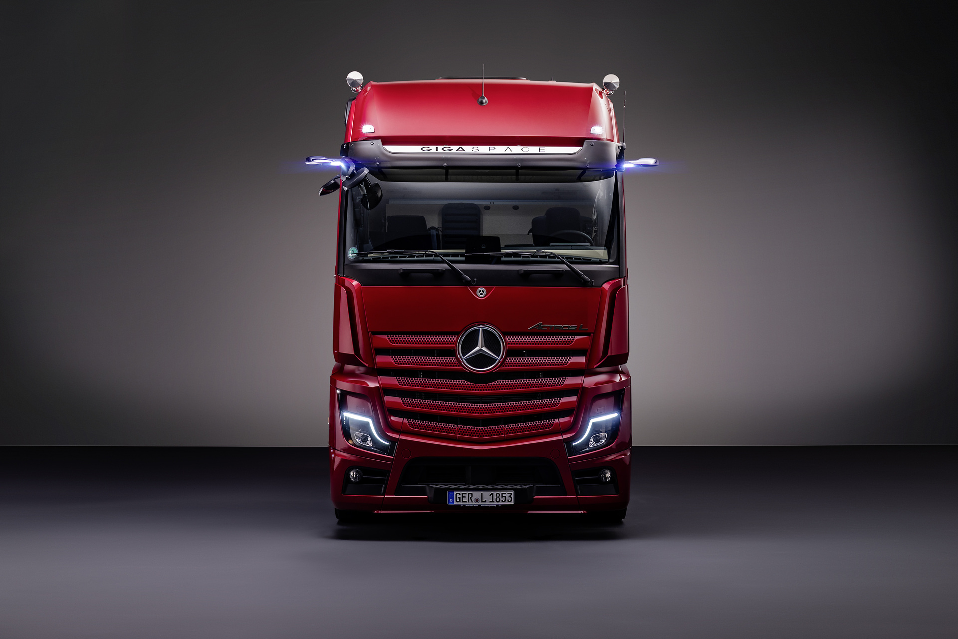 Actros L 1853 LS 4X2, GigaSpace, MirrorCam, Multimedia Cockpit, interactive, Active Brake Assist 5, NEW: Actros L-emblem, Noise and heat insulation of cab, LED turn signals in light signature, LED main headlamps, Seat base, low, 40mm lower, new seat cover, new interior door trim, Mattress topper for lower comfort bed, Eco-Support display in Multimedia Cockpit, interactive, Active Drive Assist 2, Active Sideguard Assist The Actros L: Mercedes-Benz Trucks sets new standards in the premium segment for long-distance haulage trucks