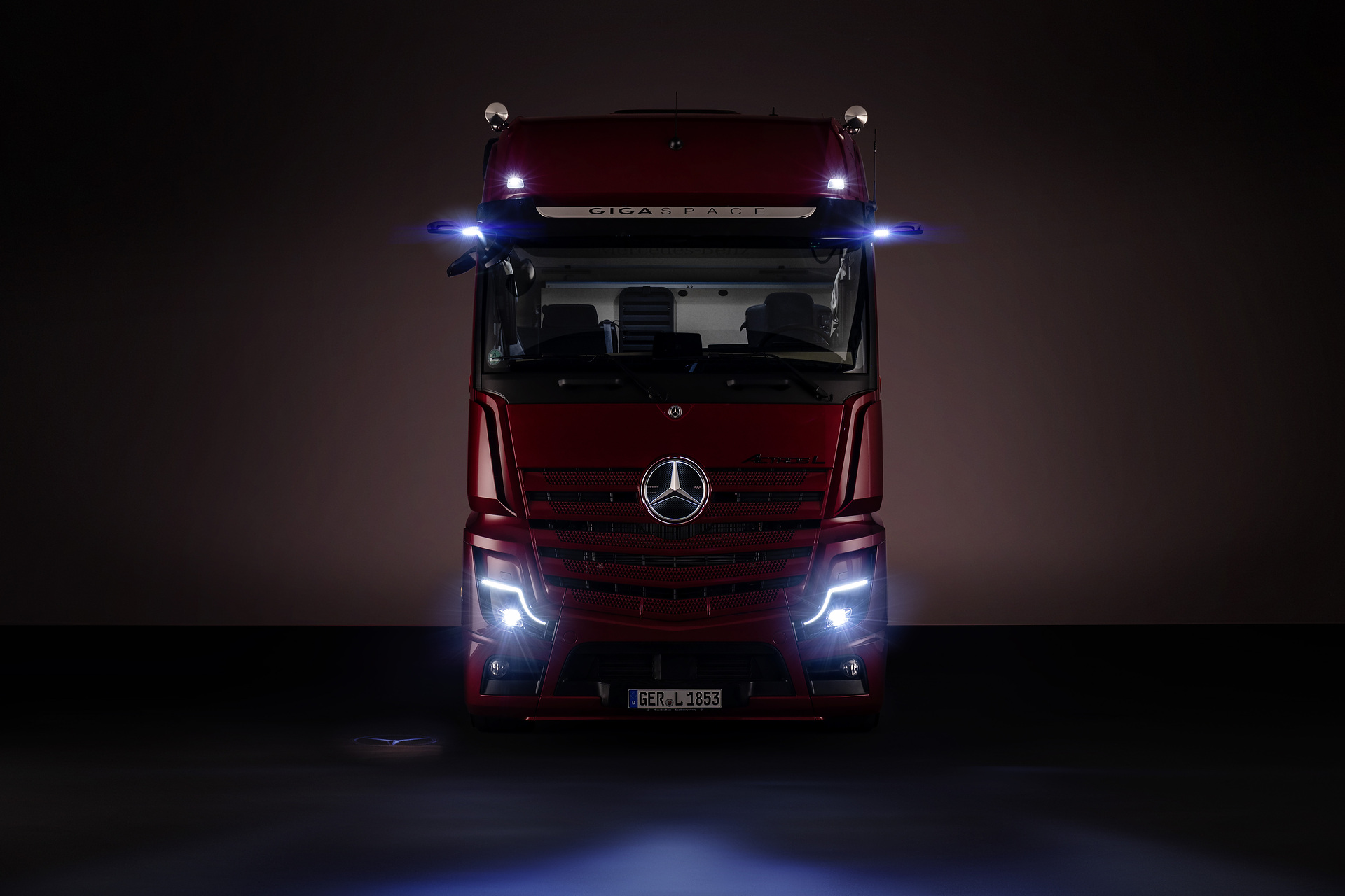 Actros L 1853 LS 4X2, GigaSpace, MirrorCam, Multimedia Cockpit, interactive, Active Brake Assist 5, NEW: Actros L-emblem, Noise and heat insulation of cab, LED turn signals in light signature, LED main headlamps, Seat base, low, 40mm lower, new seat cover, new interior door trim, Mattress topper for lower comfort bed, Eco-Support display in Multimedia Cockpit, interactive, Active Drive Assist 2, Active Sideguard Assist The Actros L: Mercedes-Benz Trucks sets new standards in the premium segment for long-distance haulage trucks