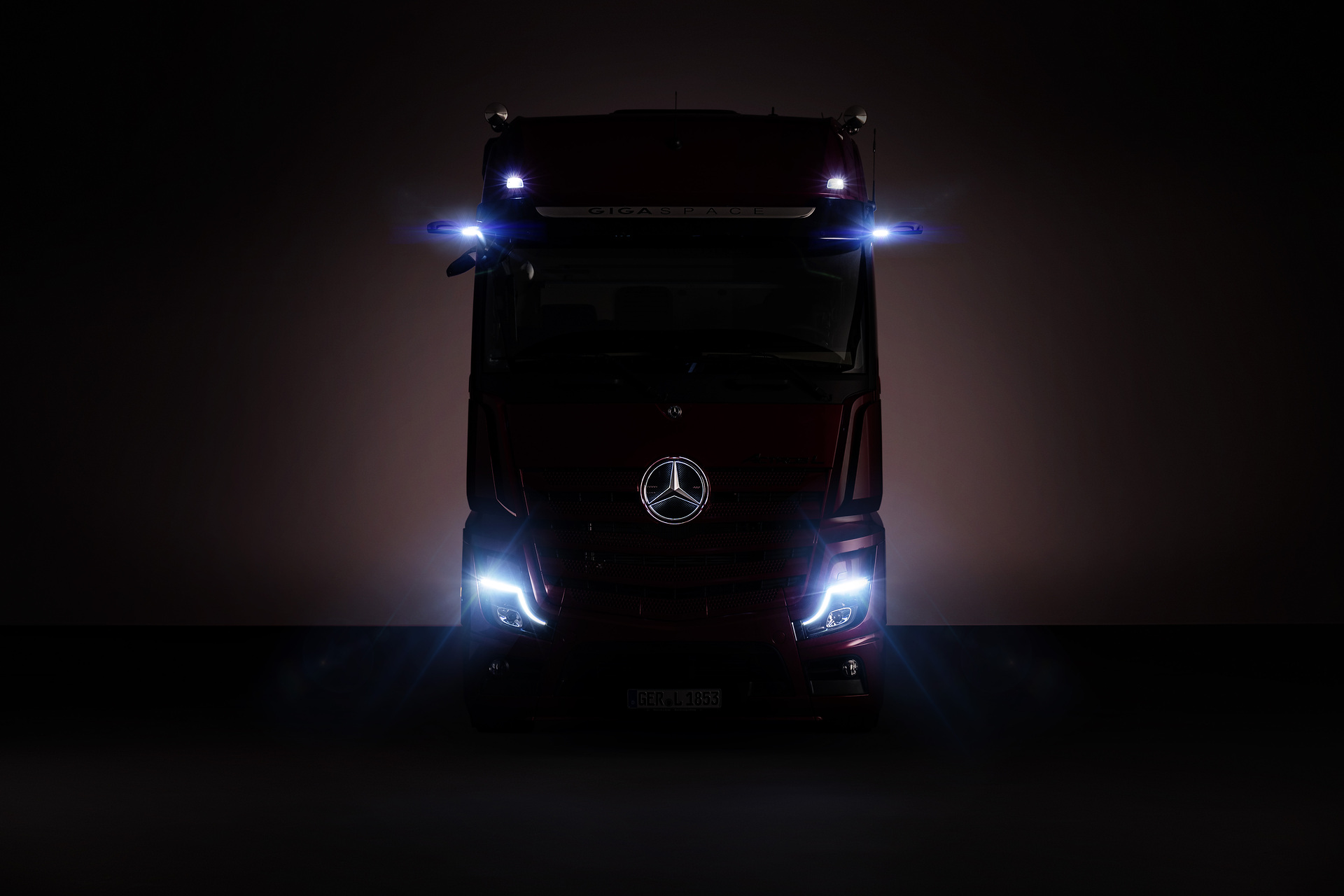 Actros L 1853 LS 4X2, GigaSpace, MirrorCam, Multimedia Cockpit, interactive, Active Brake Assist 5, NEW: Actros L-emblem, Noise and heat insulation of cab, LED turn signals in light signature, LED main headlamps, Seat base, low, 40mm lower, new seat cover, new interior door trim, Mattress topper for lower comfort bed, Eco-Support display in Multimedia Cockpit, interactive, Active Drive Assist 2, Active Sideguard Assist The Actros L: Mercedes-Benz Trucks sets new standards in the premium segment for long-distance haulage trucks