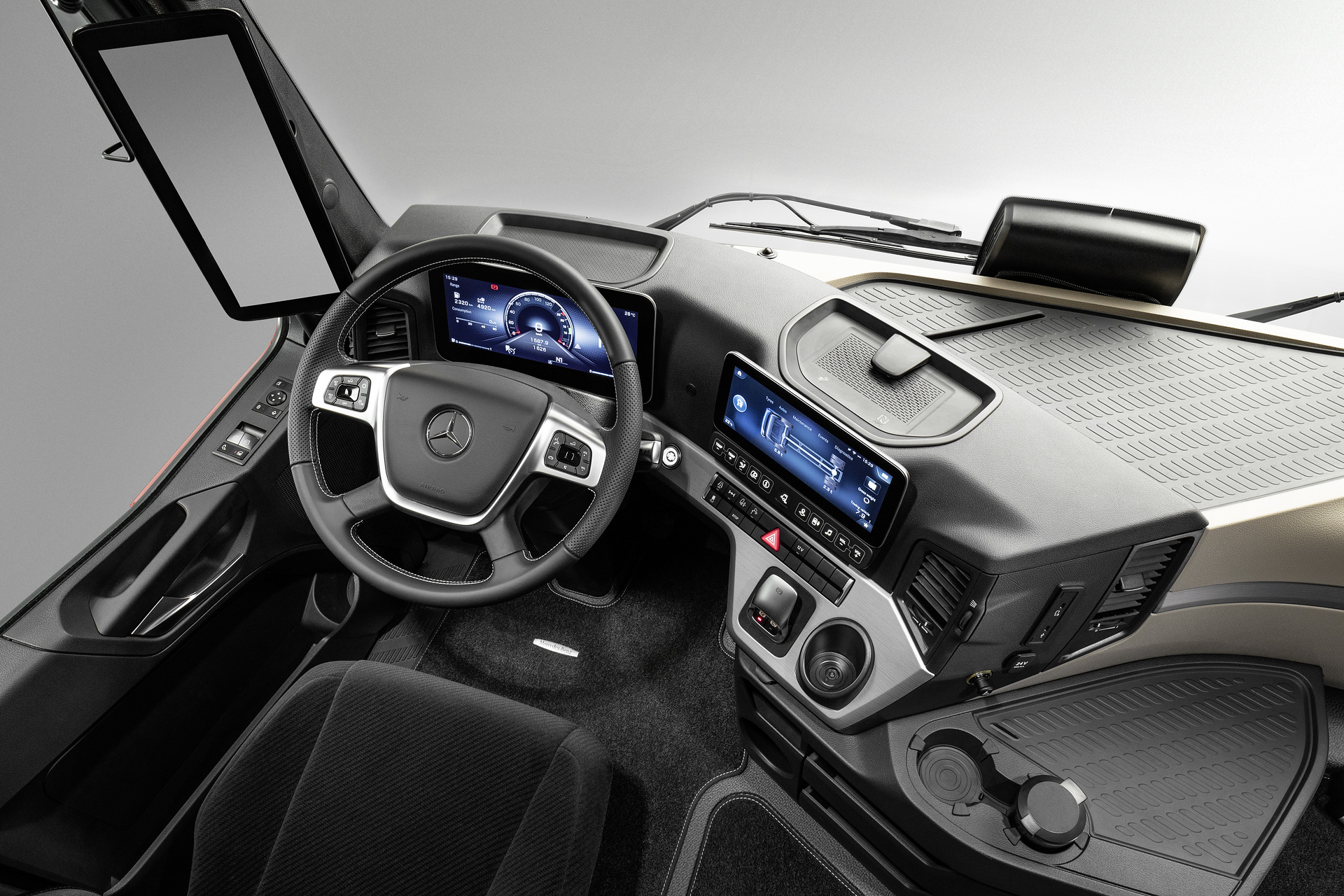 Actros L 1853 LS 4X2, GigaSpace, MirrorCam, Multimedia Cockpit, interactive, Active Brake Assist 5, NEW: Actros L-emblem, Noise and heat insulation of cab, LED turn signals in light signature, LED main headlamps, Seat base, low, 40mm lower, new seat cover, new interior door trim, Mattress topper for lower comfort bed, Eco-Support display in Multimedia Cockpit, interactive, Active Drive Assist 2, Active Sideguard Assist The Actros L: Mercedes-Benz Trucks sets new standards in the premium segment for long-distance haulage trucks