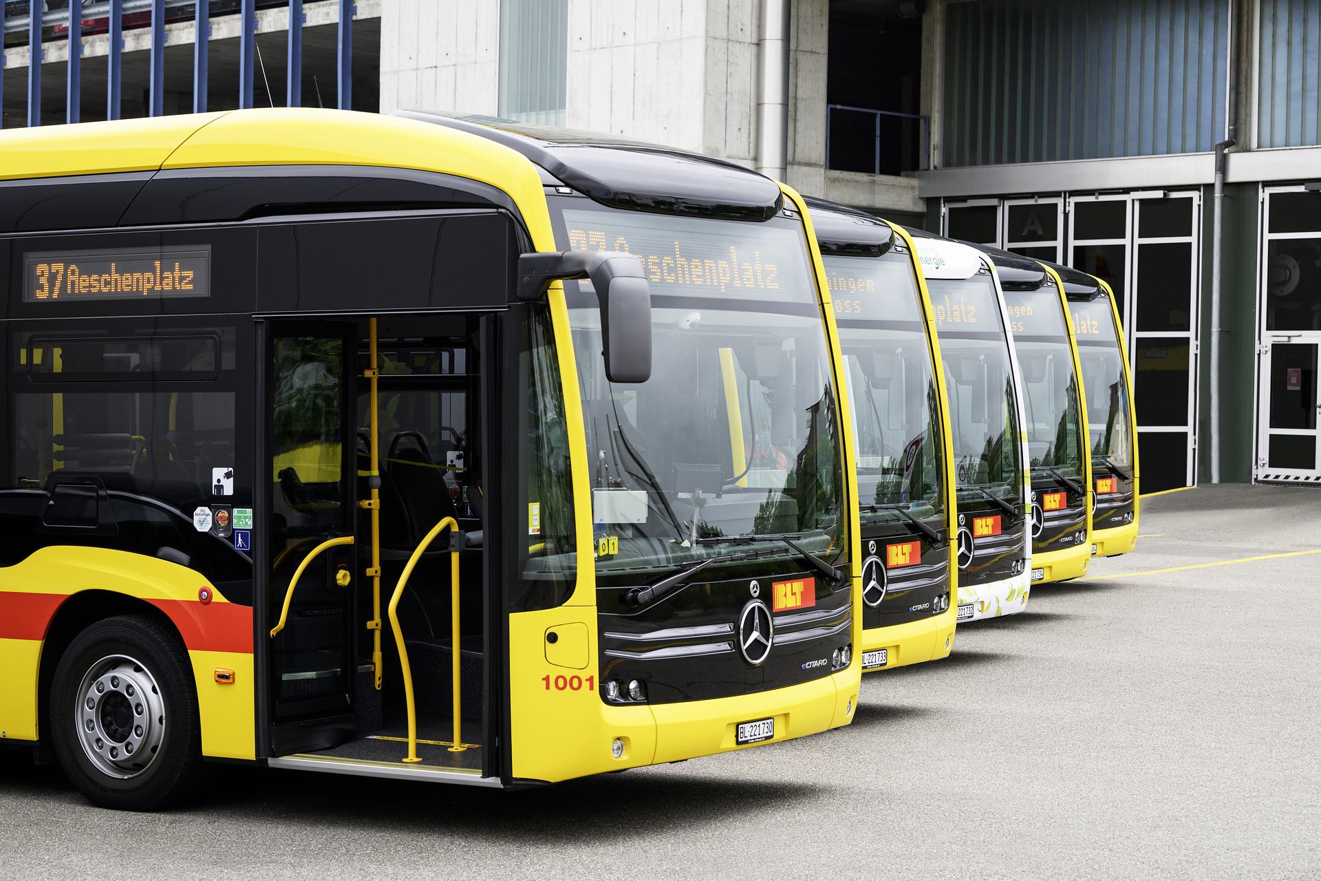 Mercedes-Benz eCitaro mit vollelektrischem Antrieb, Exterieur, gelb, 2 x elektrischer Radnabenmotor, 2 x 125 kW, 2 x 485 Nm, 7 Festkörperbatterien, 63 kWh pro Festkörperbatterie, Preventive Brake Assist, Sideguard Assist, Länge/Breite/Höhe: 12.135 /2.550/3.400 mm, Beförderungskapazität: 1/86 Mercedes-Benz elektrisiert die Nordwestschweiz: Fünf eCitaro fahren ab sofort lokal emissionsfrei für die Baselland Transport AG (BLT) – acht weitere werden folgen
