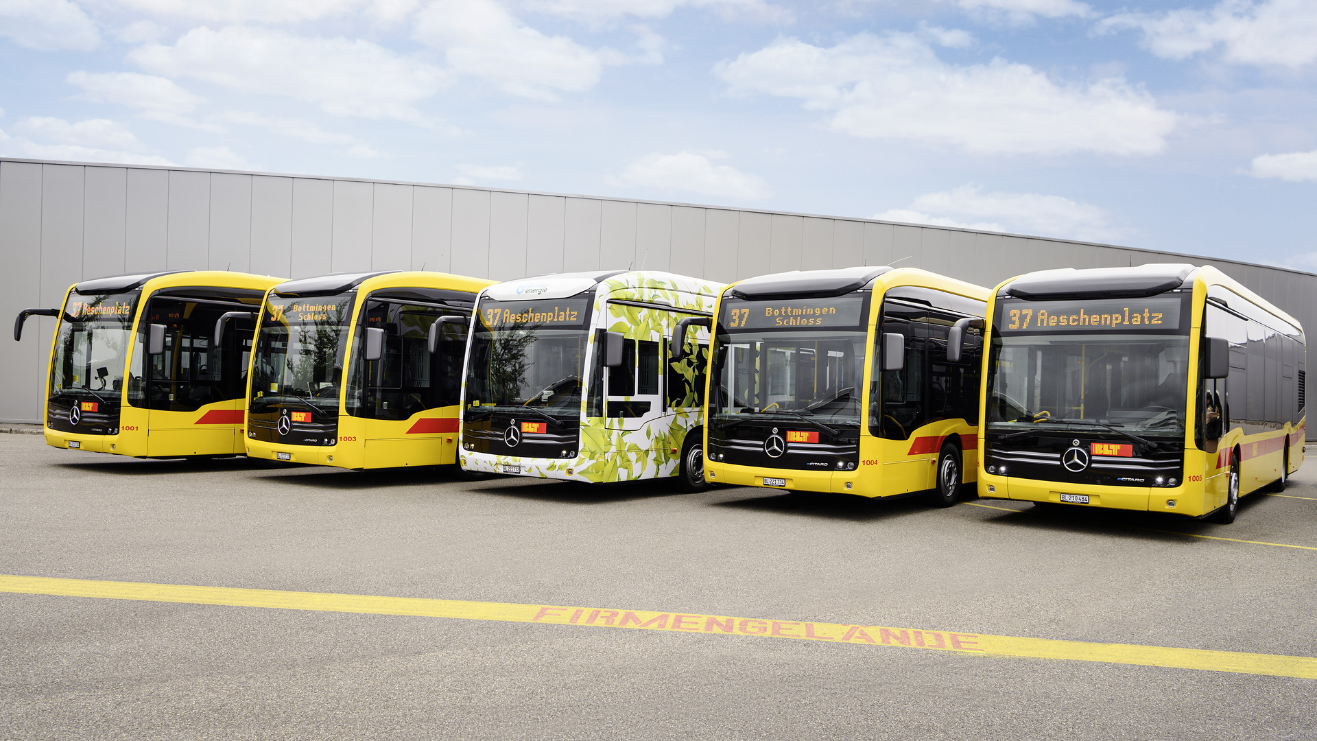Mercedes-Benz eCitaro mit vollelektrischem Antrieb, Exterieur, gelb, 2 x elektrischer Radnabenmotor, 2 x 125 kW, 2 x 485 Nm, 7 Festkörperbatterien, 63 kWh pro Festkörperbatterie, Preventive Brake Assist, Sideguard Assist, Länge/Breite/Höhe: 12.135 /2.550/3.400 mm, Beförderungskapazität: 1/86 Mercedes-Benz elektrisiert die Nordwestschweiz: Fünf eCitaro fahren ab sofort lokal emissionsfrei für die Baselland Transport AG (BLT) – acht weitere werden folgen