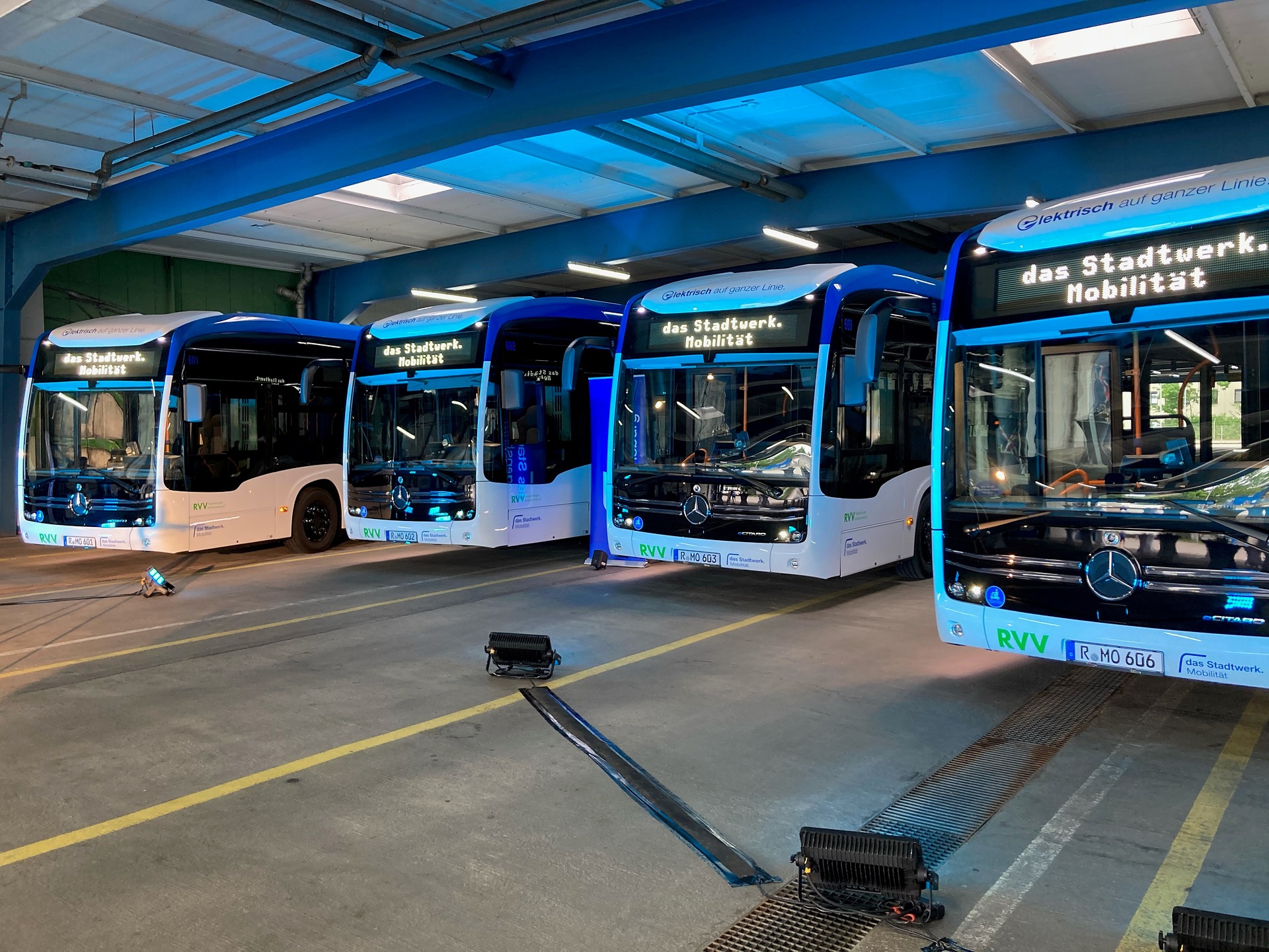 Hightech und Historie: In Regensburg verkehren nun sechs bemerkenswert ausgestattete Mercedes-Benz eCitaro. Hightech und Historie: In Regensburg verkehren nun sechs bemerkenswert ausgestattete Mercedes-Benz eCitaro