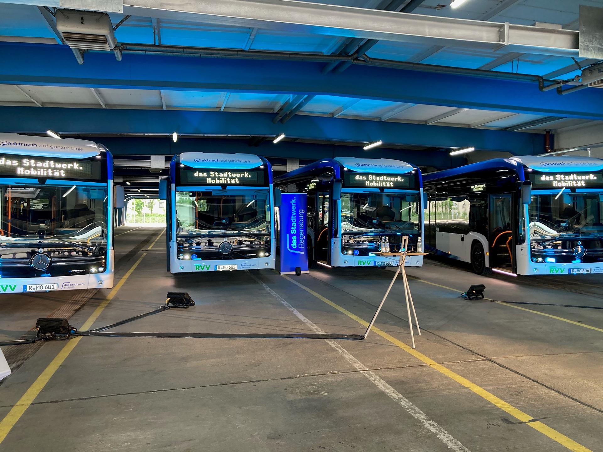 Hightech und Historie: In Regensburg verkehren nun sechs bemerkenswert ausgestattete Mercedes-Benz eCitaro. Hightech und Historie: In Regensburg verkehren nun sechs bemerkenswert ausgestattete Mercedes-Benz eCitaro
