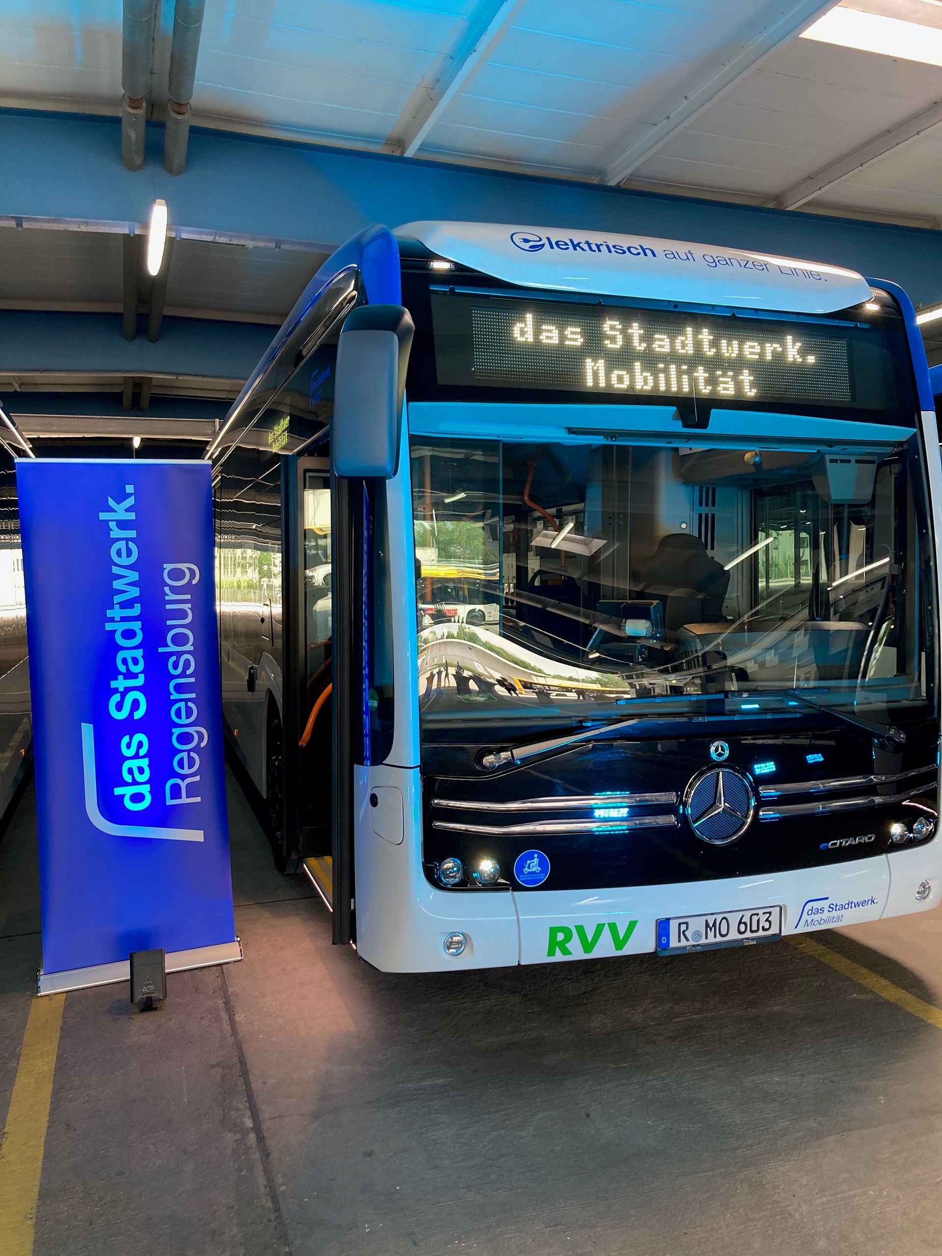 Hightech und Historie: In Regensburg verkehren nun sechs bemerkenswert ausgestattete Mercedes-Benz eCitaro. Hightech und Historie: In Regensburg verkehren nun sechs bemerkenswert ausgestattete Mercedes-Benz eCitaro