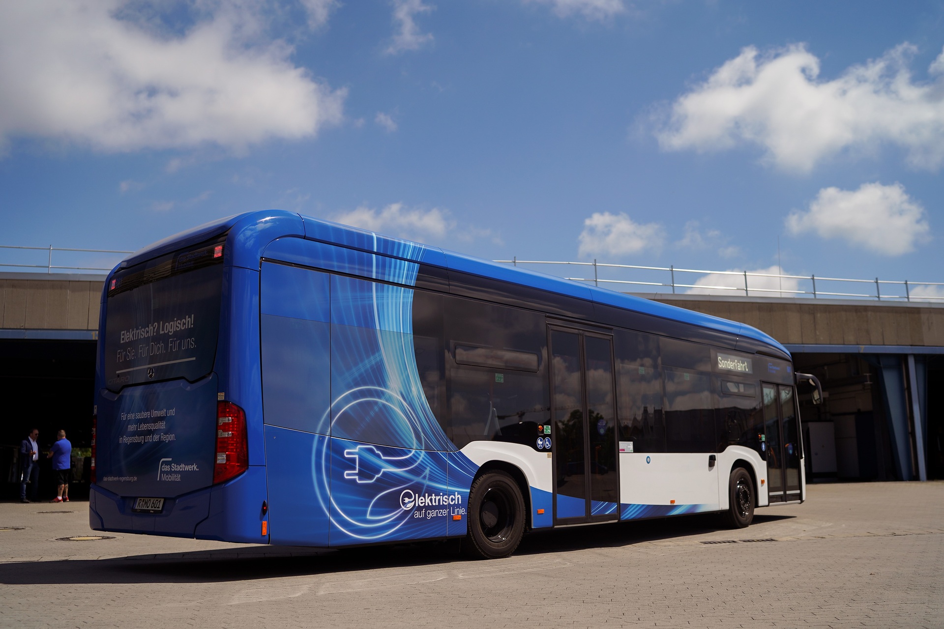 Hightech und Historie: In Regensburg verkehren nun sechs bemerkenswert ausgestattete Mercedes-Benz eCitaro. Hightech und Historie: In Regensburg verkehren nun sechs bemerkenswert ausgestattete Mercedes-Benz eCitaro