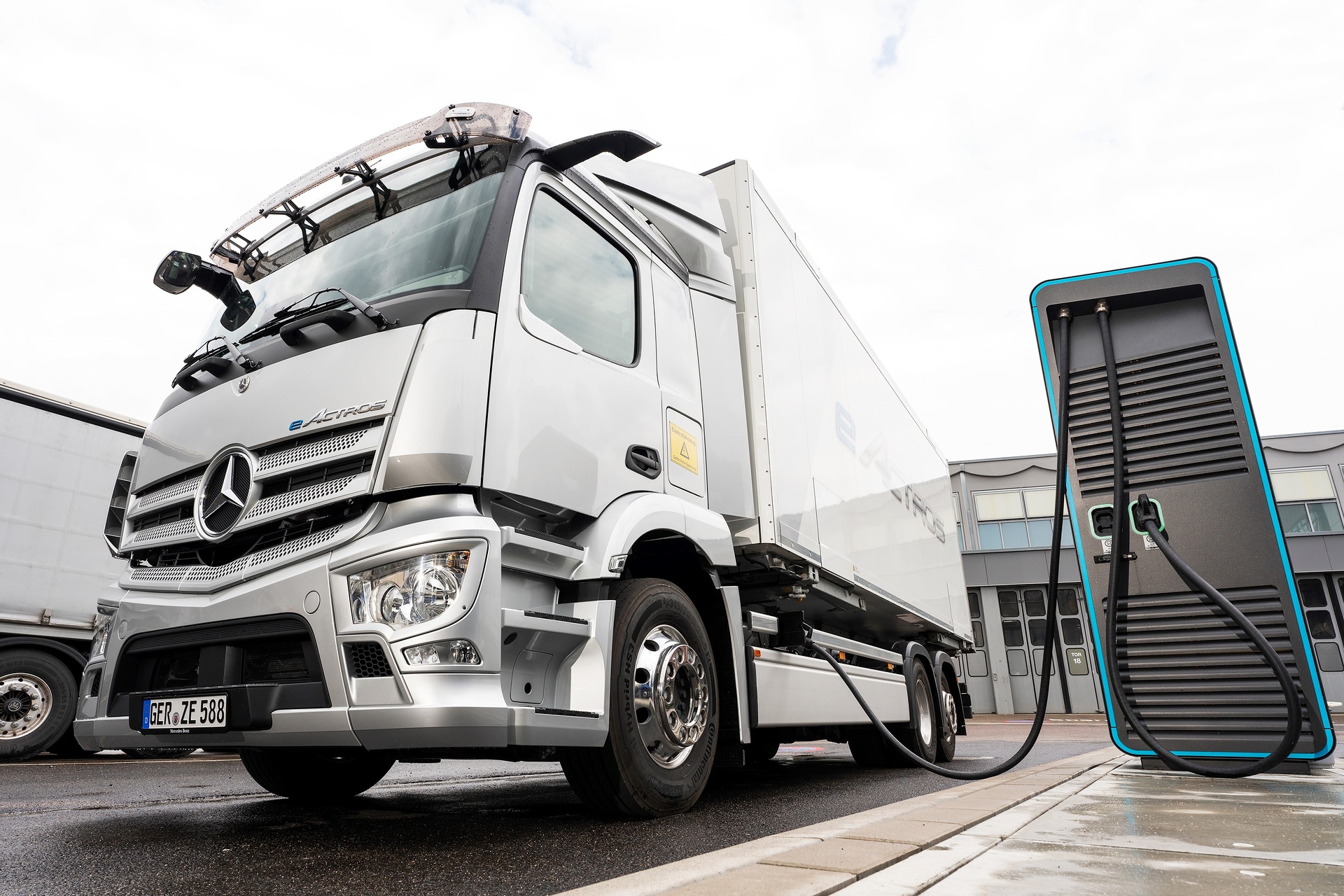 E-Mobility: Mercedes-Benz Trucks establishes a strategic charging infrastructure partnership with Siemens Smart Infrastructure, ENGIE and EVBox Group