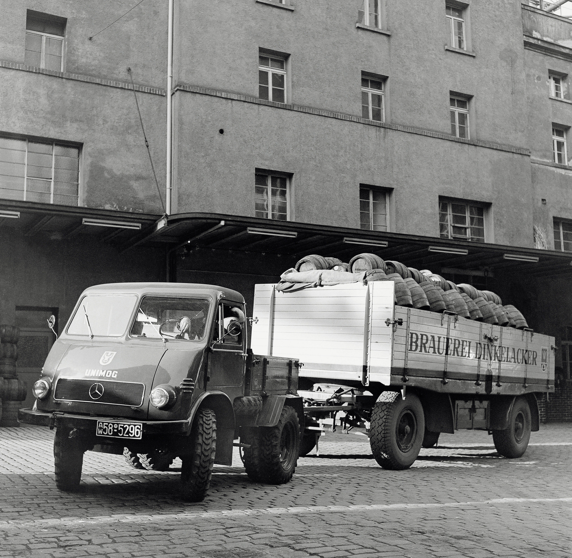 Bier aus Schwaben: Dieser als Zugmaschine eingesetzte U 25 gehört der Baureihe 401 an und konnte ab September 1953 mit einem Ganzstahl-Fahrerhaus bestellt werden Unimog hilft beim Durst löschen