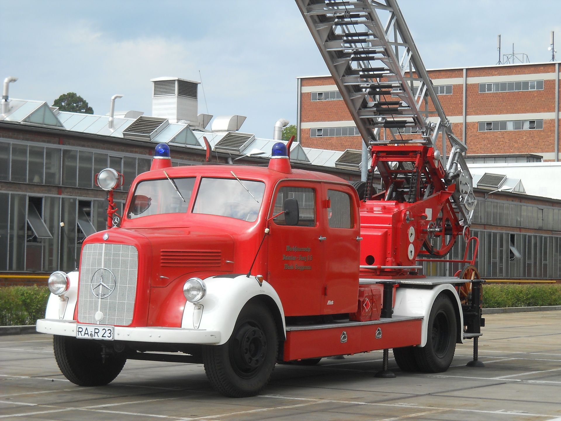 Mercedes-Benz Werk Gaggenau übergibt historisches Feuerwehrfahrzeug an das Unimog-Museum Mercedes-Benz Werk Gaggenau übergibt historisches Feuerwehrfahrzeug an das Unimog-Museum