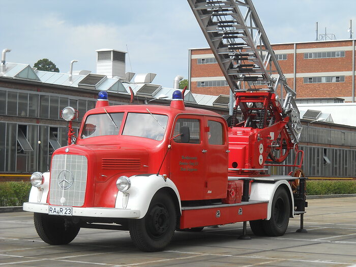 Mercedes-Benz Werk Gaggenau übergibt historisches Feuerwehrfahrzeug an das Unimog-Museum