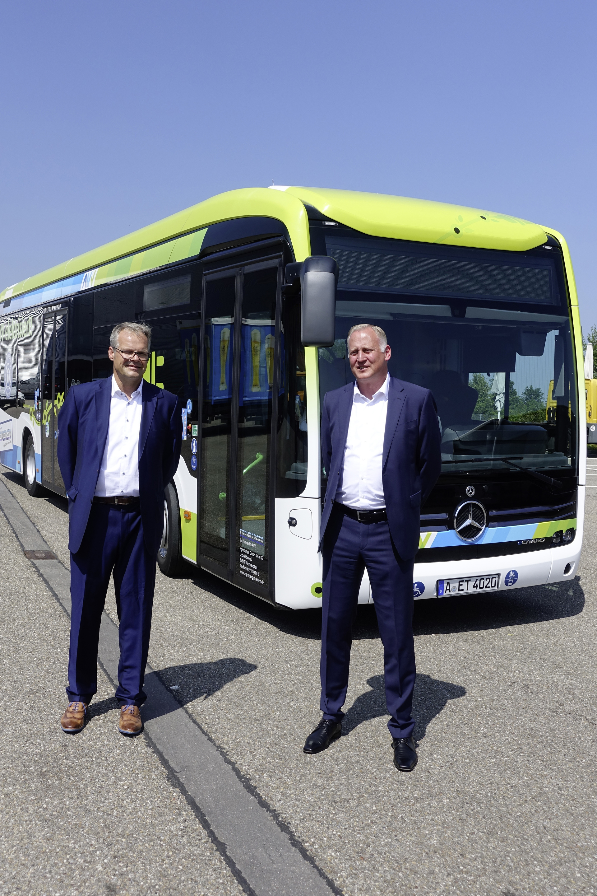 Mirko Sgodda (rechts), Leiter Vertrieb, Marketing und Customer Services Daimler Buses, und Paul Kienberger, geschäftsführender Gesellschafter des Busunternehmens Egenberger, im Hintergrund: Mercedes-Benz eCitaro mit vollelektrischem Antrieb, Busunternehmen Egenberger (AVV Augsburg), Exterieur, weiß, 2 x elektrischer Radnabenmotor, 2 x 125 kW, 2 x 485 Nm, 12 HV-Batterie Baugruppen, 24 kWh pro HV-Batterie Baugruppe, Preventive Brake Assist, Sideguard Assist, Länge/Breite/Höhe: 12.135/2.550/3.400 mm, Beförderungskapazität: 1/86 Ein Jahr, zwei eCitaro und 200.000 Kilometer: Busunternehmen Egenberger erzielt rekordverdächtige Laufleistung mit vollelektrisch angetriebenen Stadtbussen im Linieneinsatz