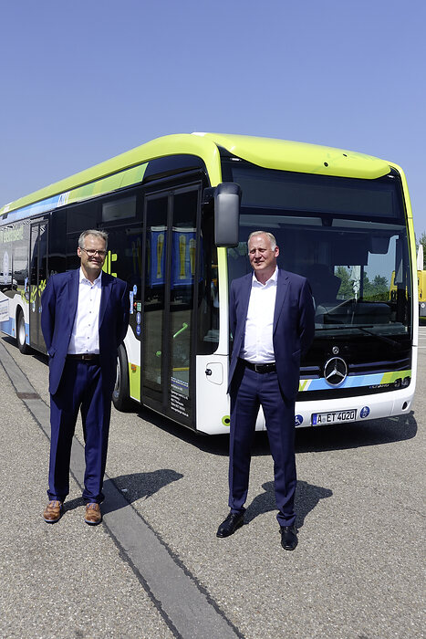 Ein Jahr, zwei eCitaro und 200.000 Kilometer: Busunternehmen Egenberger erzielt rekordverdächtige Laufleistung mit vollelektrisch angetriebenen Stadtbussen im Linieneinsatz