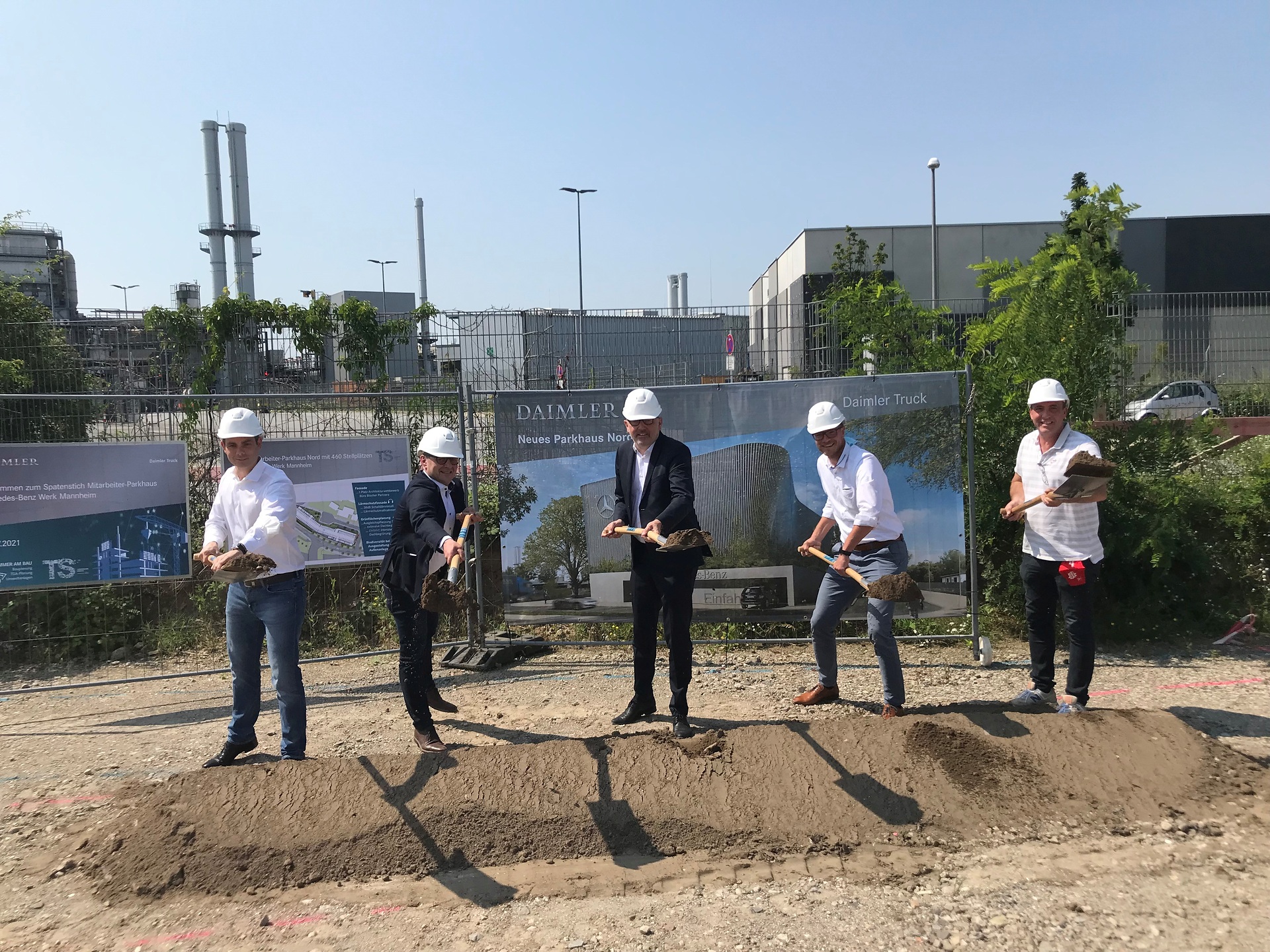 Frithjof Noeth, Leitung Motorenproduktion Mercedes-Benz Werk Mannheim, Andreas Moch, Standortverantwortlicher Mercedes-Benz Werk Mannheim, Dr. Peter Kurz, Oberbürgermeister Stadt Mannheim, John Alhäuser, Leiter Technischer Service Mercedes-Benz Werk Mannheim, Stefan Höß, Stellvertretender Betriebsratsvorsitzender Standort Mannheim Spatenstich für 470 neue Parkplätze: Mercedes-Benz Werk Mannheim baut neues Parkhaus für Mitarbeiter