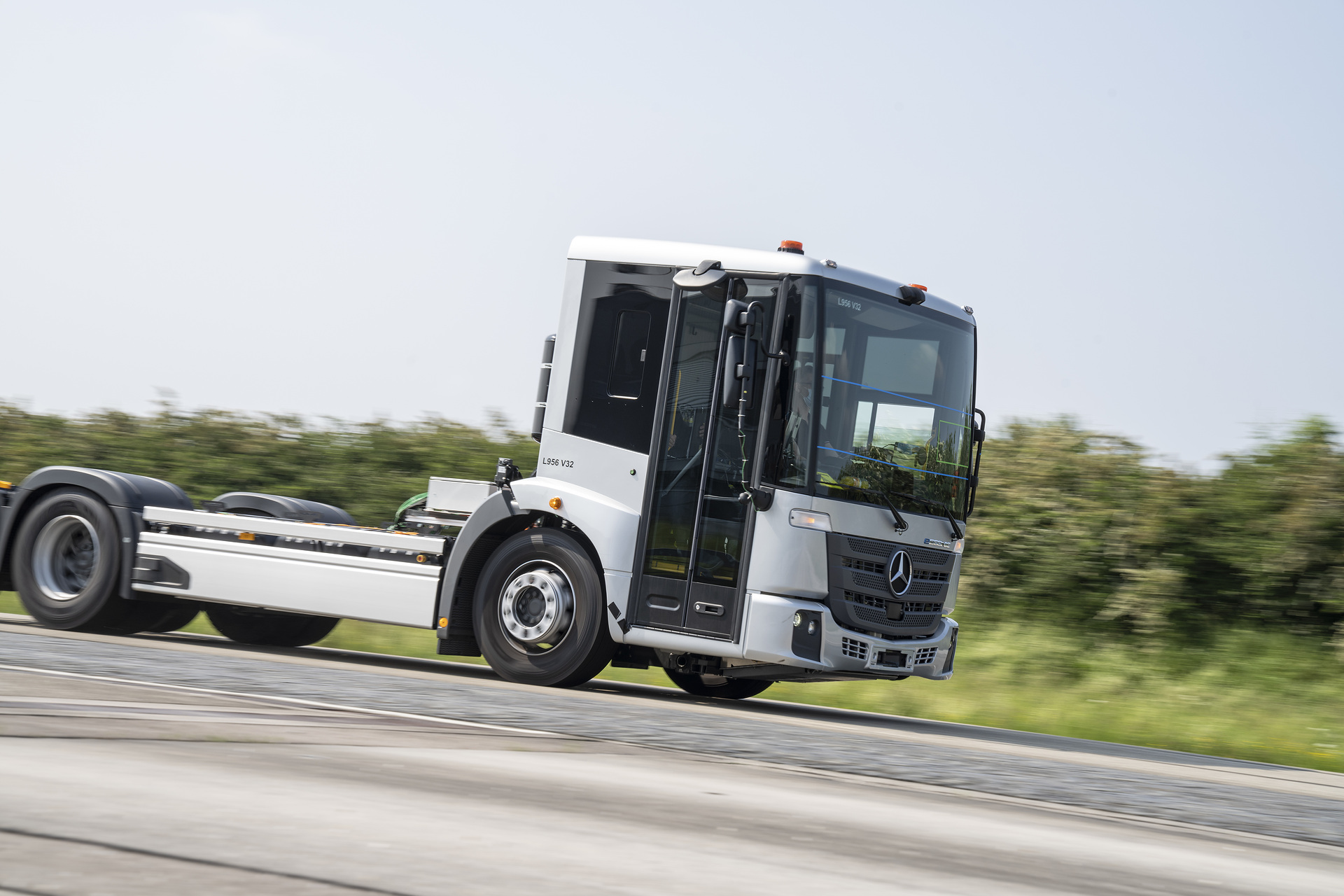 Mit großen Schritten Richtung Serie: Erprobung des Mercedes-Benz eEconic für den vollelektrischen Kommunaleinsatz läuft auf Hochtouren Mit großen Schritten Richtung Serie: Erprobung des Mercedes-Benz eEconic für den vollelektrischen Kommunaleinsatz läuft auf Hochtouren