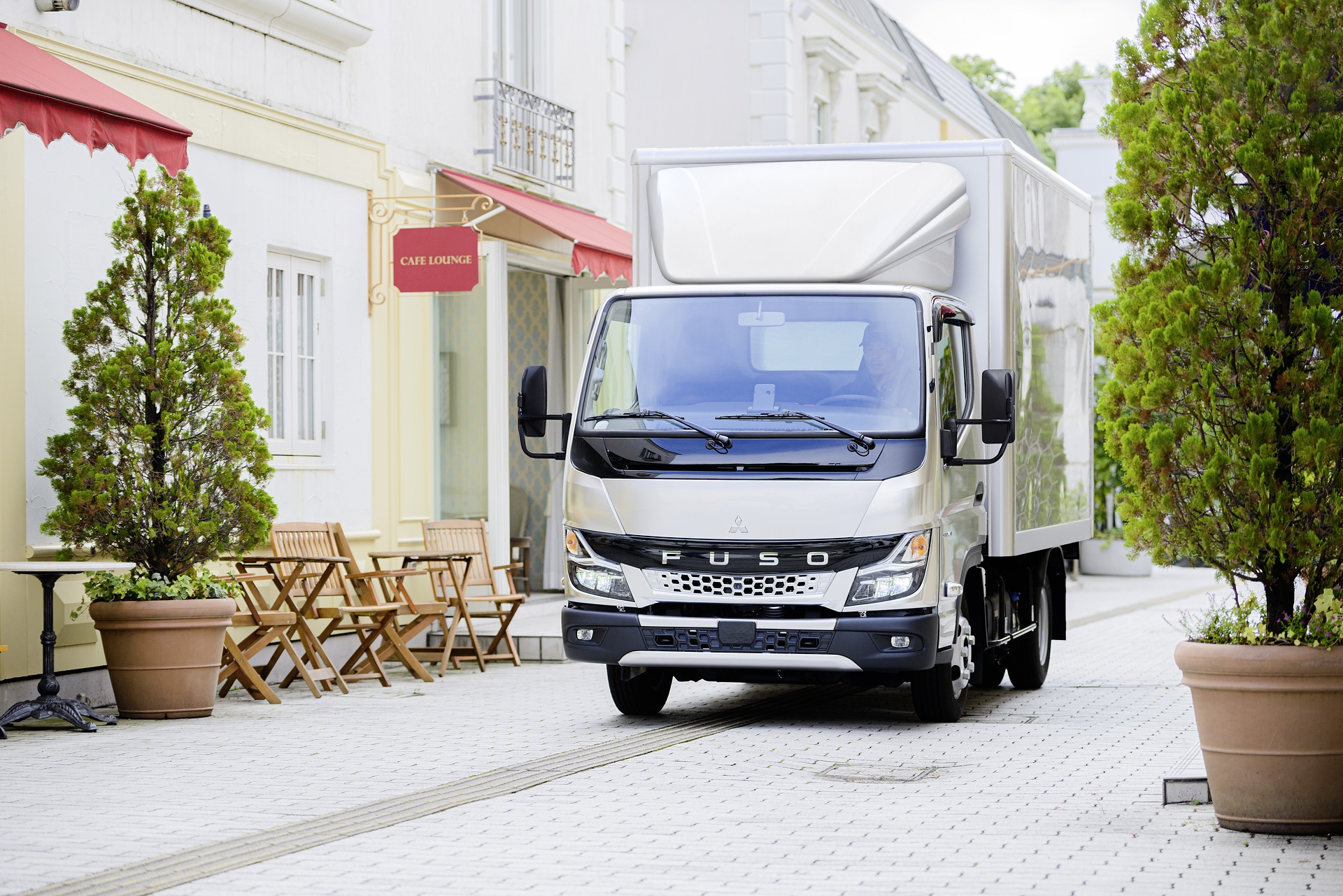Verkaufsstart des neuen FUSO Canter in Europa. Fortschrittliches Design, mehr Sicherheit und verbesserter Komfort. Verkaufsstart des neuen FUSO Canter in Europa. Fortschrittliches Design, mehr Sicherheit und verbesserter Komfort.
