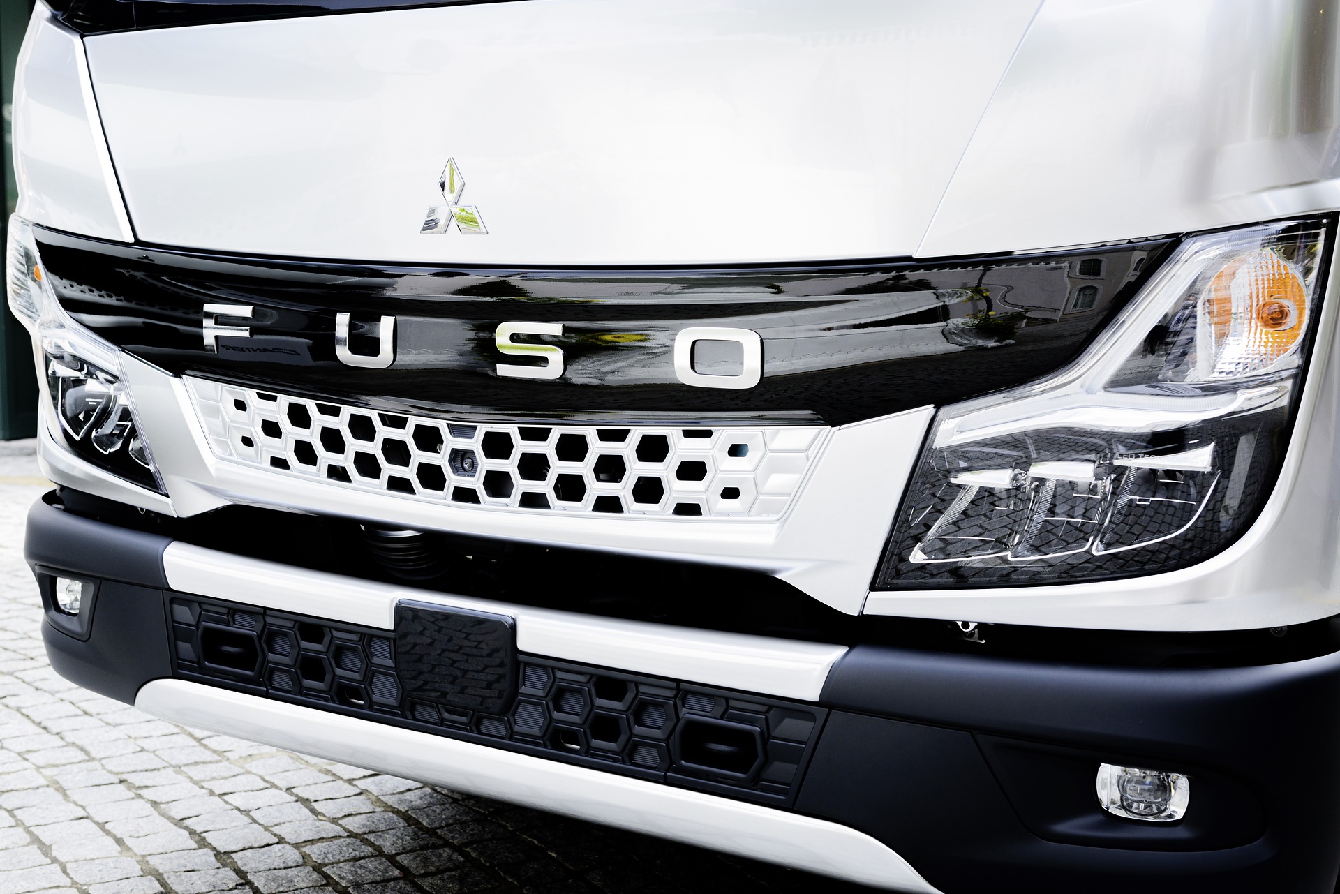 Verkaufsstart des neuen FUSO Canter in Europa. Fortschrittliches Design, mehr Sicherheit und verbesserter Komfort. Verkaufsstart des neuen FUSO Canter in Europa. Fortschrittliches Design, mehr Sicherheit und verbesserter Komfort.