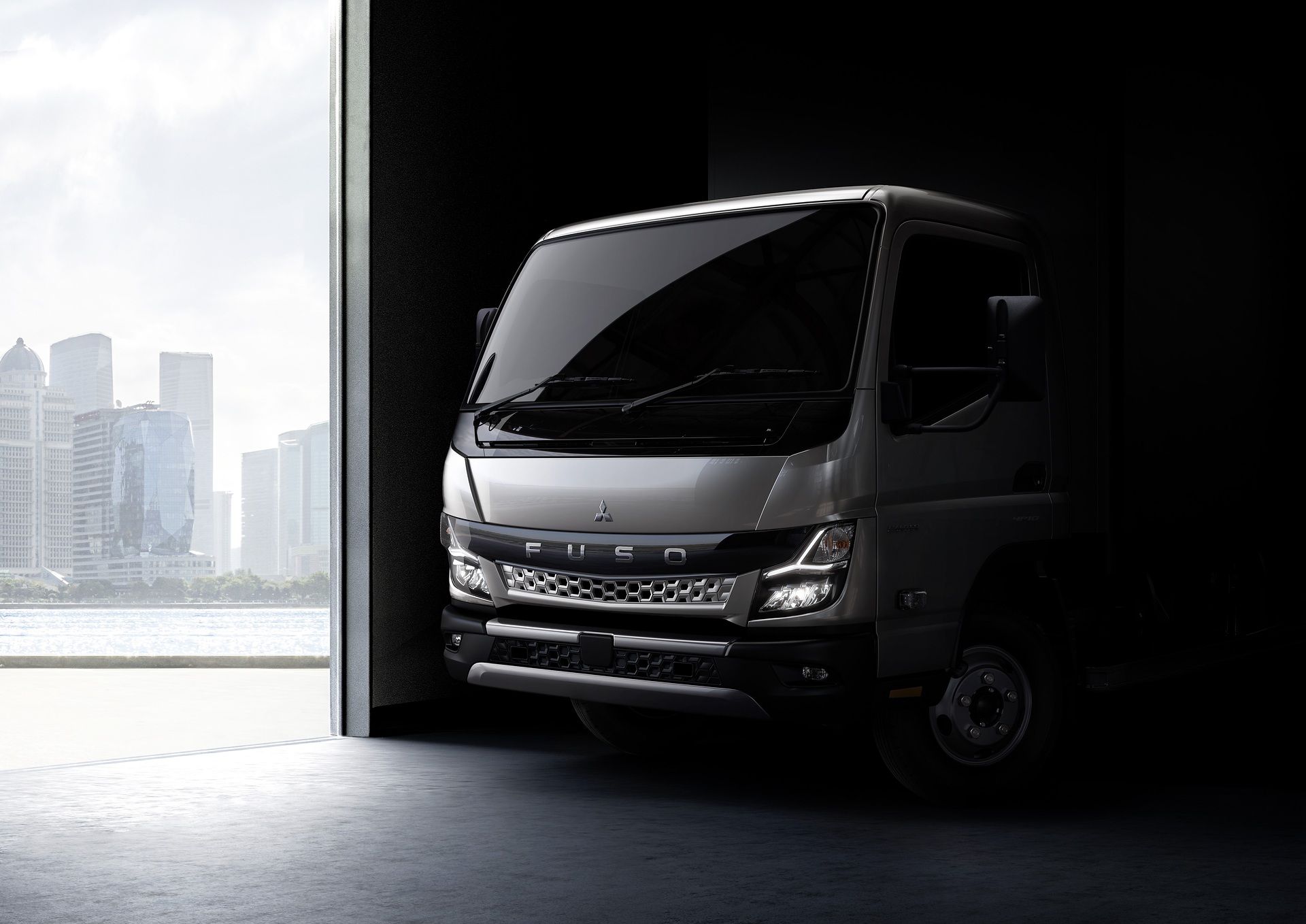 Verkaufsstart des neuen FUSO Canter in Europa. Fortschrittliches Design, mehr Sicherheit und verbesserter Komfort. Verkaufsstart des neuen FUSO Canter in Europa. Fortschrittliches Design, mehr Sicherheit und verbesserter Komfort.