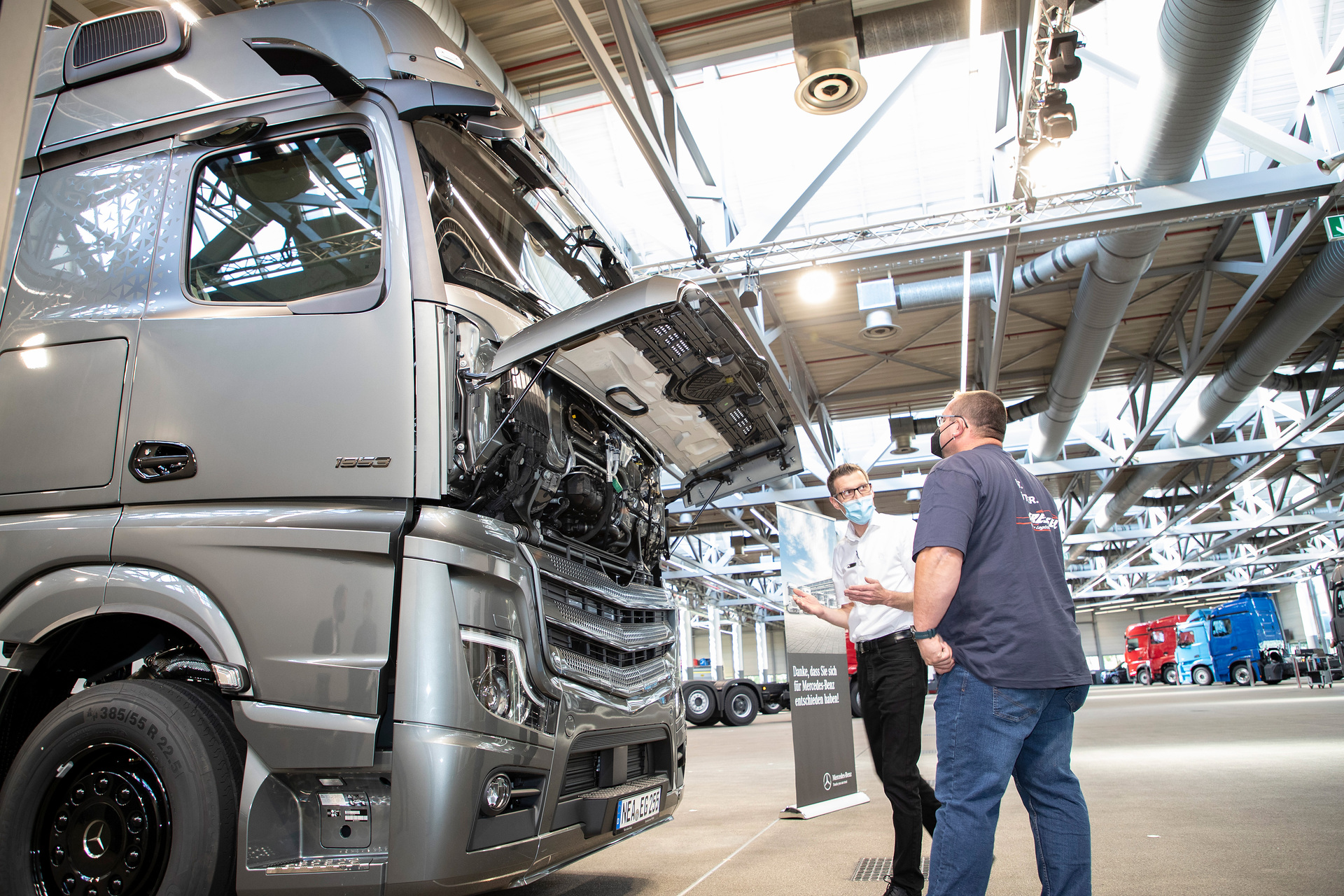 Actros Edition 2 special model: Tobias Wöllmer has collected his dream truck from the plant at Wörth Actros Edition 2 special model: Tobias Wöllmer has collected his dream truck from the plant at Wörth