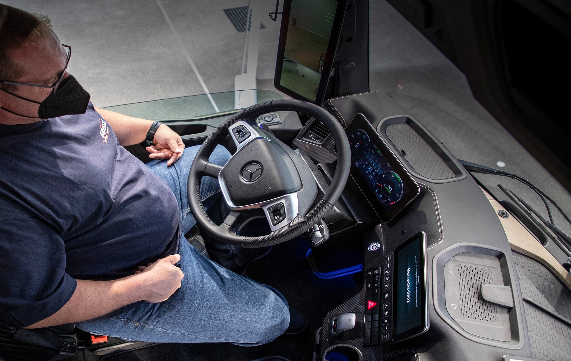 Actros Edition 2 special model: Tobias Wöllmer has collected his dream truck from the plant at Wörth Actros Edition 2 special model: Tobias Wöllmer has collected his dream truck from the plant at Wörth