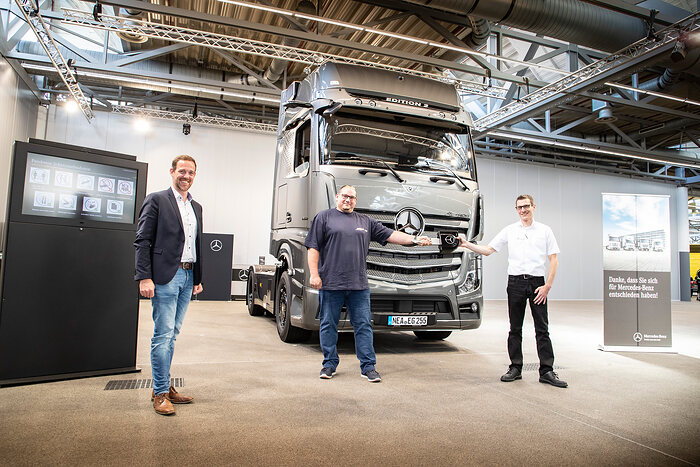 Sondermodell Actros Edition 2: Tobias Wöllmer hat seinen Traum-Lkw im Werk Wörth abgeholt