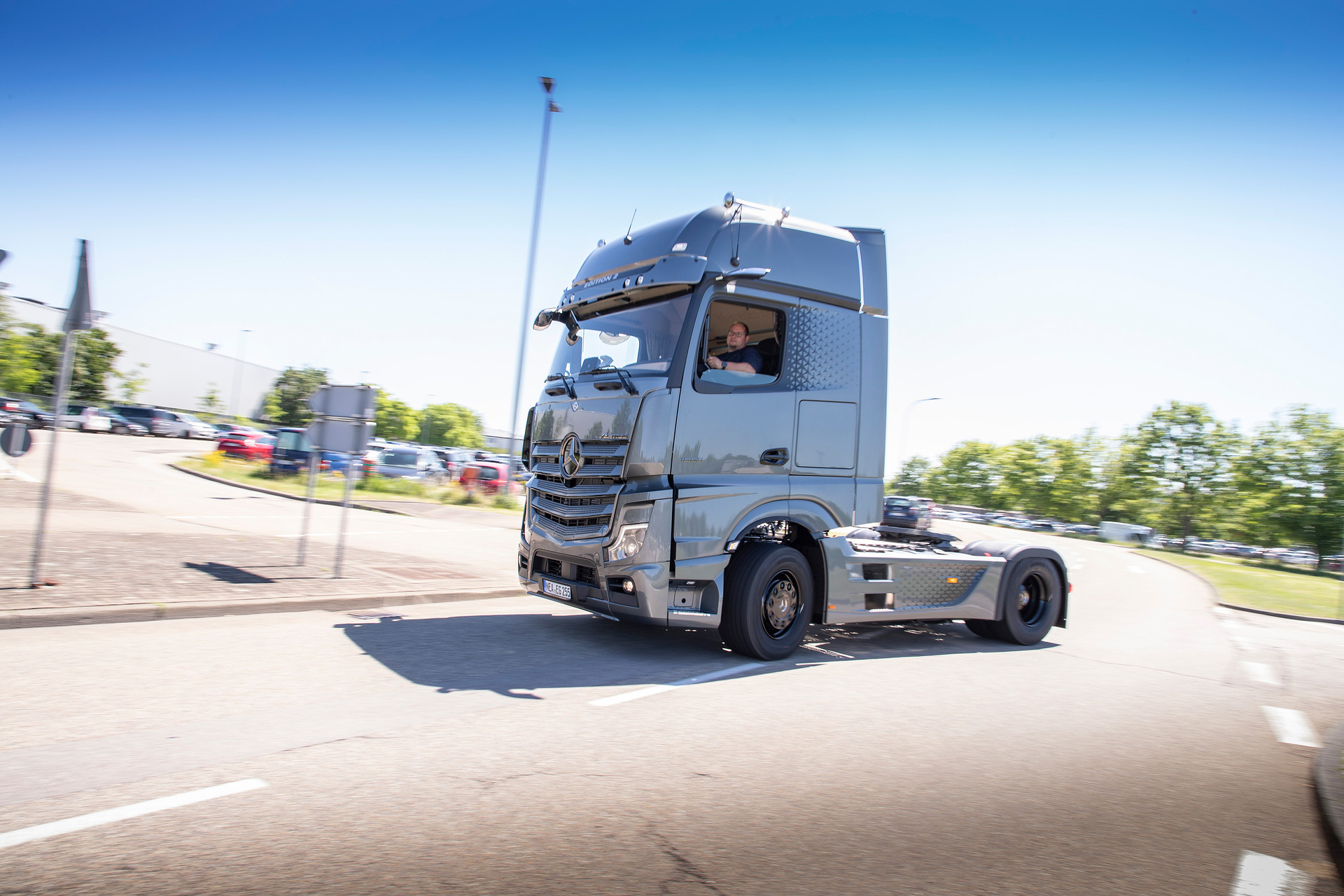 Driver Tobias Wöllmer has chosen the Actros Edition 2. He was able to collect the limited-edition special model personally from the Customer Centre at the Mercedes-Benz Wörth plant. Actros Edition 2 special model: Tobias Wöllmer has collected his dream truck from the plant at Wörth