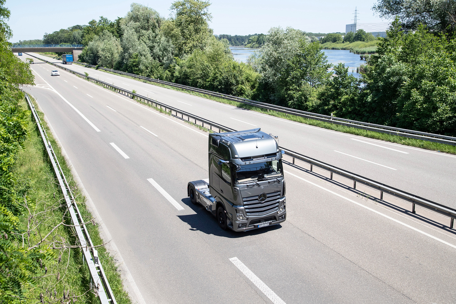 Actros Edition 2 special model: Tobias Wöllmer has collected his dream truck from the plant at Wörth