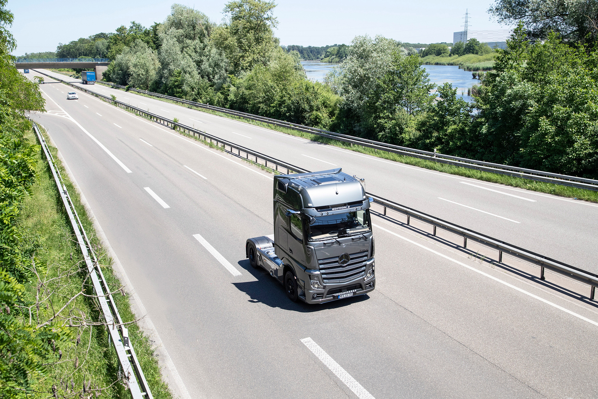 In his Actros Edition 2, Tobias Wöllmer is now driving the flagship in the Mercedes-Benz Trucks fleet. Actros Edition 2 special model: Tobias Wöllmer has collected his dream truck from the plant at Wörth