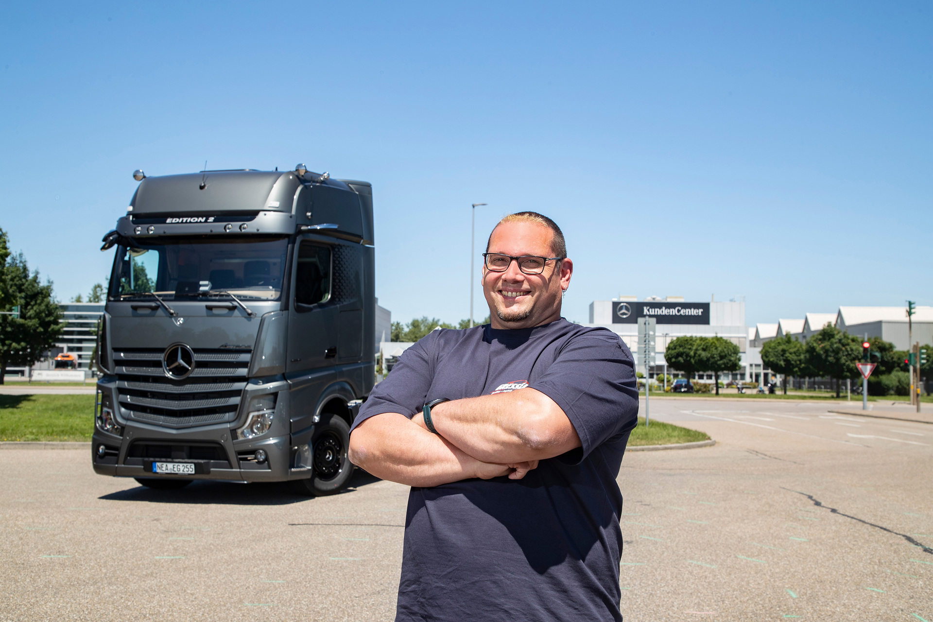 Driver Tobias Wöllmer has chosen the Actros Edition 2. He was able to collect the limited-edition special model personally from the Customer Centre at the Mercedes-Benz Wörth plant. Actros Edition 2 special model: Tobias Wöllmer has collected his dream truck from the plant at Wörth