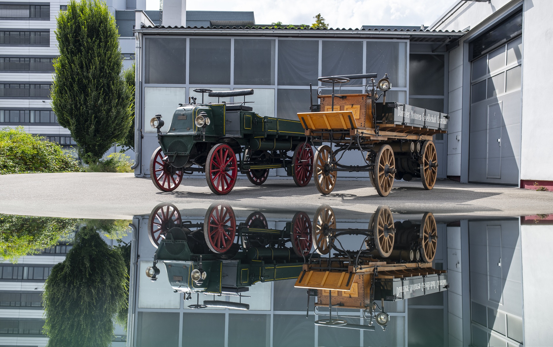 Two historic Daimler trucks from 1896/1897 are traveling to England in an Actros exactly 125 years after the original delivery Right on time for the 125th anniversary of the truck: 275 years of truck history on the way to England